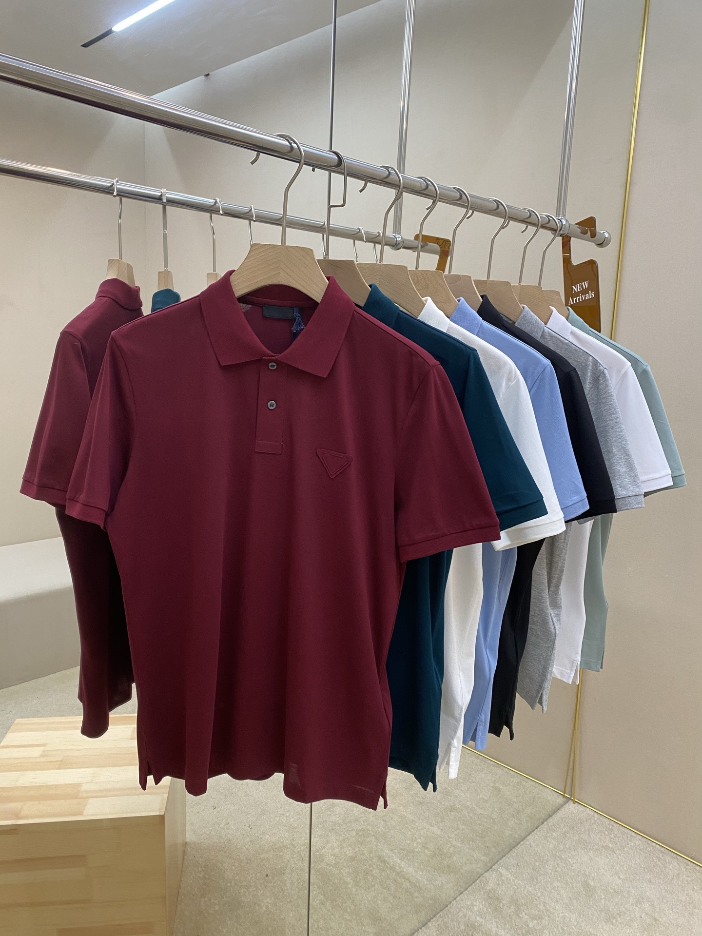 NO:774509,The main recommendation is the Prade 8-color triangle logo decorated cotton Polo shirt. This cotton Polo shirt presents a sporty and energetic casual shape, outlining a classic stripe. Short-sleeved design, with sparkling buttons and the iconic triangular logo of the same color with a heavy conceptual design. It can be matched with both business and leisure, highly recommended!  Color Black White Burgundy Gray Pink Blue Dark Green Beige Gray Green Size S M L XL, prada, T-shirt,19860909主推 Prade8色三角徽标装饰棉质Polo衫 ,这款棉质Polo衫呈现充满运动活力的休闲造型,勾勒出经典条.短袖设计,搭配闪闪发光的纽扣与采用概念化设计重的标志性同色系三角形徽标.商务休闲都可随意搭配,强烈推荐！ 颜色黑色 白色 酒红色 灰色 粉蓝 墨绿 米色 灰绿 码数S M L XL,,prada,T-shirt,,Men's clothing