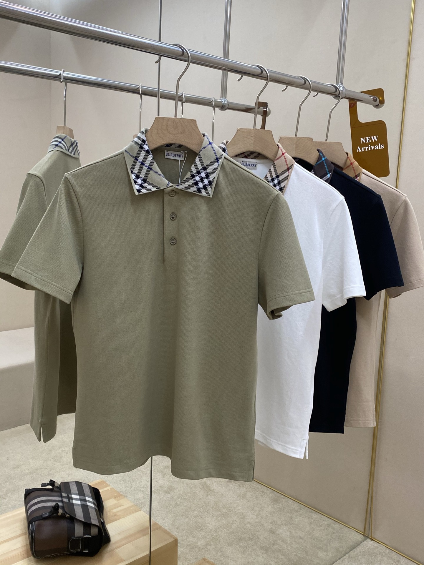 NO:774516,The main recommendation is the BBRPolo shirt. This polo is made of cotton pique mesh fabric. The collar is integrated with a knitted Burberry plaid design. The shell buttons are engraved with the English letters bbr, showing a slim fit. The style is very novel and unique. It is very versatile for business and leisure. Highly recommended!  Color black gray green khaki white size S M L XL, burberry,19860909主推 BBRPolo 衫,这款polo选用棉质珠地网眼布面料打造,衣领处融入针织 Burberry格纹设计,贝壳纽扣刻有bbr英文字母,呈现修身版型,款式非常新颖独特,商务休闲都非常百搭,强烈推荐！ 颜色黑色 灰绿 卡其 白色 码数S M L XL,,burberry,,Men's clothing