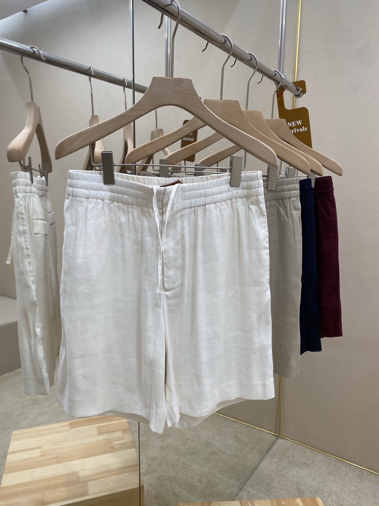NO:832686,The main recommendation is ZegnaOasi Lino Oasis shorts. These shorts are made of Zegna's proprietary Oasi Lino linen 55 and 45 cotton fabrics, showing the natural charm of the material. They are suitable for wearing in hot weather and can add highlights to the look. Designed with a comfortable elastic waistband, equipped with internal drawstrings and flap back pockets. The style is very soft and comfortable. It is a must-have item for men's summer wardrobe. Highly recommended!  Color white apricot maroon royal blue code number 46 48 50 52 54,,shorts,19860909主推 ZegnaOasi Lino 绿洲短裤,这款短裤采用Zegna专有Oasi Lino绿洲亚麻55,及45棉面料制成,展现材质的天然魅力,适合气候炎热时穿着,可为造型增添亮点.采用舒适的松紧腰带设计,配有内部抽绳和翻盖后袋.款式非常柔软舒适,是男士夏季衣橱必备单品,强烈推荐！ 颜色白色 杏色 枣红 宝蓝 码数46 48 50 52 54,,shorts,,Men's clothing