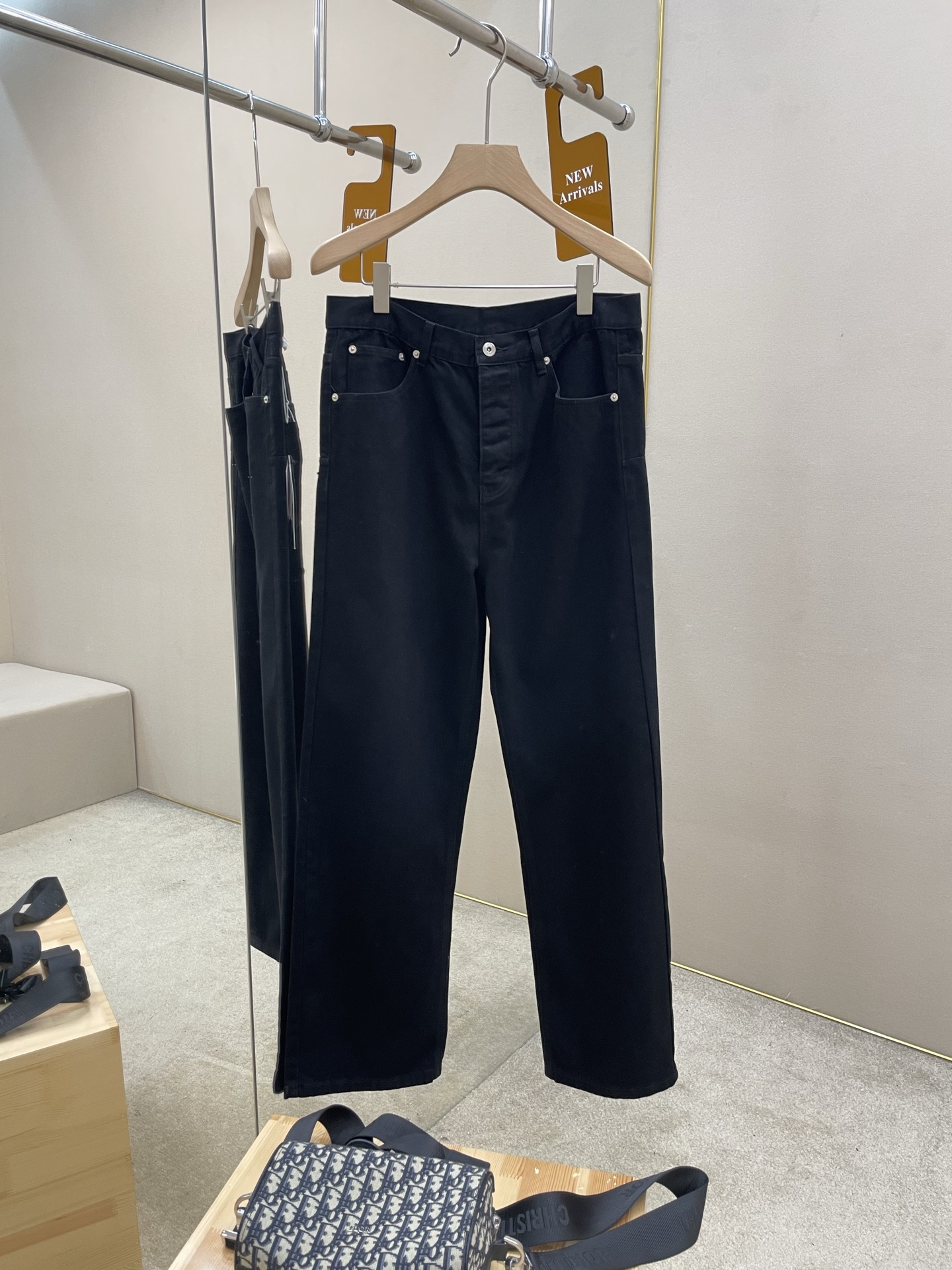 NO:832700,Mainly recommending D's new black jeans, these bootcut jeans are a new interpretation of classic tailoring. They are carefully made of black cotton twill fabric, with a slightly flared version to enhance the silhouette. The classic Dior leather logo belt loop on the back waist, metal buckle engraved with the CD logo, five-pocket style, hidden button closure with CD metal buttons, novel and unique style, highly recommended!  Color black code number 30 31 32 33 34 36,,dior,dior,jeans,19860909主推 D家新款黑色牛仔裤,这款微喇牛仔裤全新演绎经典剪裁.采用黑色棉质斜纹面料精心制作,微喇叭形版型,提升廓形.后腰经典Dior皮革标牌腰带环,镌刻有CD标志的金属扣五口袋款式,隐藏式纽扣开合搭配CD金属纽扣,款式新颖独特,强烈推荐！ 颜色黑色 码数30 31 32 33 34 36,,dior,dior,jeans,,Men's clothing