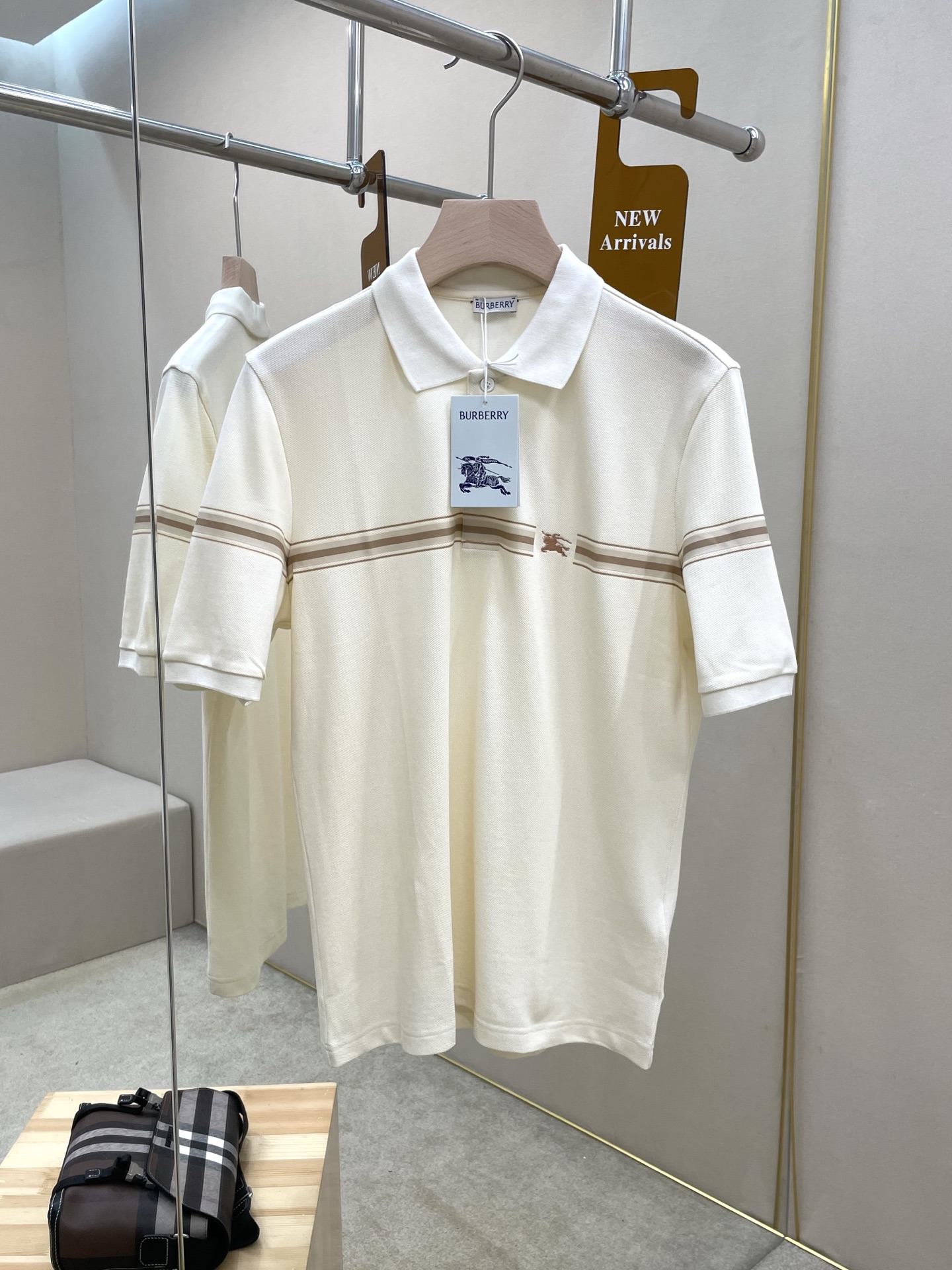 NO:838595,The main recommendation is the BBR striped cotton Polo shirt. This one is made of cotton pique mesh fabric. It is embellished with EKD embroidery and incorporated into the stripe decoration created by screen printing technology. The original version is developed at 1:1. The buttons are engraved with BBR's classic English letters, showing a slim fit, novel and unique style, highly recommended!  Color Ivory White Size S M L XL,,19860909主推 BBR条纹棉质Polo 衫,这款选用棉质珠地网眼布面料打造.点缀马术骑士徽标(EKD)刺绣,融入丝网印花工艺打造的条纹装饰,原版1:1开发,纽扣刻有bbr家经典英文字母,呈现修身版型,款式新颖独特,强烈推荐！ 颜色象牙白 码数S M L XL,,,Men's clothing