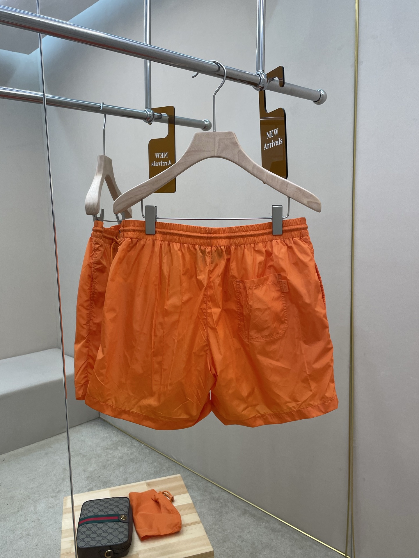 Gucci GUCC平纹府绸泳裤 是G家系列呈献平纹府绸材质单品 以低调内敛之道展现标识细节