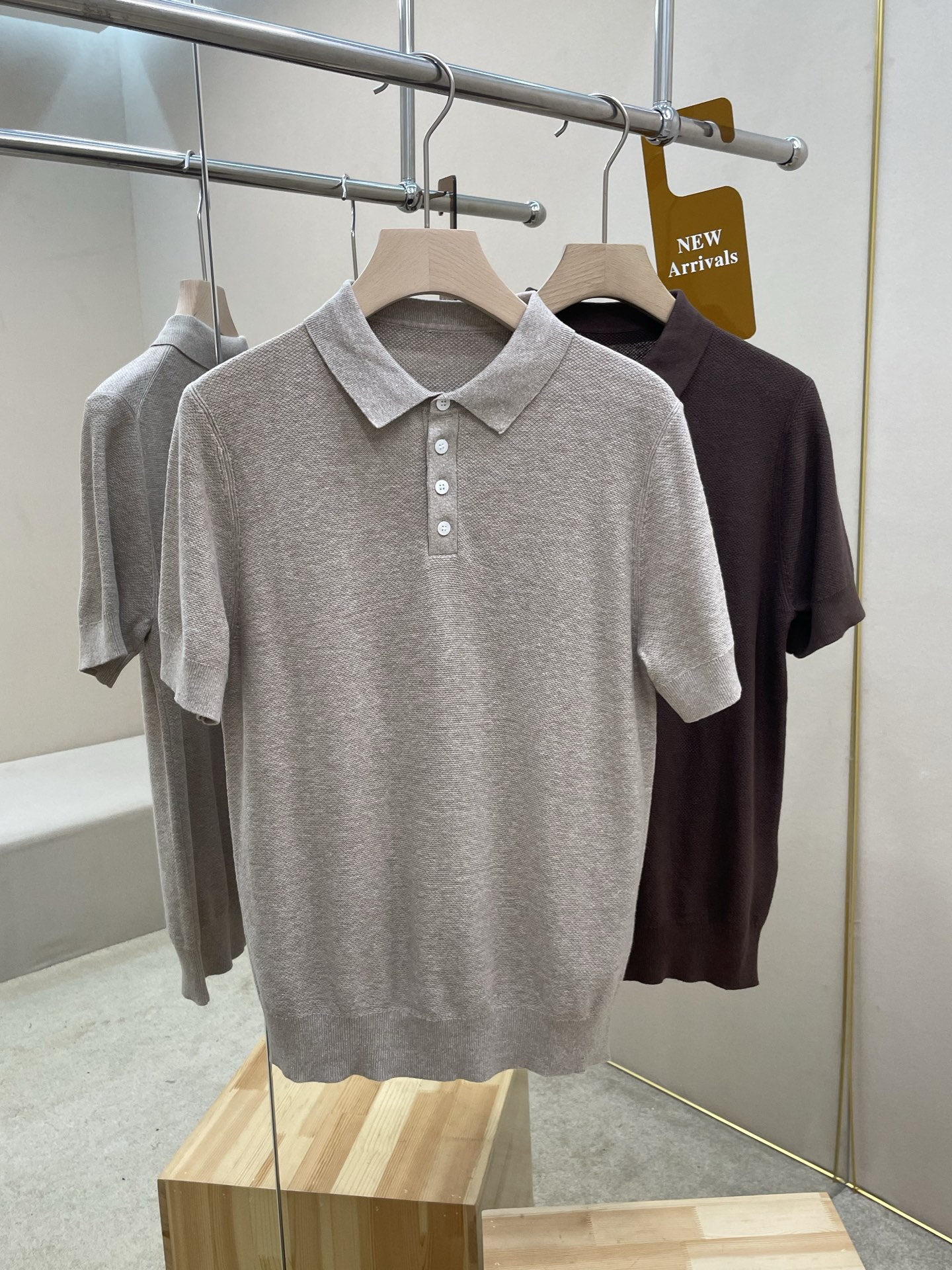 NO:837044,The main recommendation is Z’s new knitted Polo shirt. This fabric is made of soft and breathable linen blended fabric, which is super comfortable to wear in summer! The classic lapel + 4-button placket is simple and versatile, low-key and durable, and can be easily used in daily commuting. The version is slightly loose, super friendly to the body, the collar shape is not easy to deform, and the texture is perfect! It goes well with trousers, casual pants or shorts, and can be easily switched between multiple styles. It is a must-have and practical item in the summer wardrobe. Highly recommended!  Color apricot brown code number 48 50 52 54 56 58 60,,shorts,19860909主推 Z 家新款针织Polo衫,这款面料采用柔软透气亚麻混纺面料制作而成,夏天穿超舒服!经典翻领+4颗纽扣门襟,简约又百搭,低调耐看,通勤日常都能轻松驾驭,版型微宽松,对身材超友好,领口定型不易变形,质感满分!搭配西裤,休闲裤或短裤都很OK,轻松切换多种风格,是夏季衣橱必备实用单品,强烈推荐！ 颜色杏色 咖色 码数48 50 52 54 56 58 60,,shorts,,Men's clothing