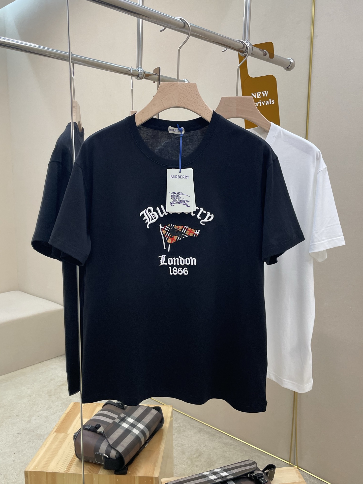 NO:837034,The main recommendation is B's new flag embroidered T-shirt. This T-shirt is made of lightweight pure cotton fabric. It has the brand name, London and the founding year of 1856 on the chest. It is paired with classic plaid flag embroidery. It is highly recognizable. It is comfortable and breathable to wear. It is versatile for daily outings or vacations. It can easily create an Old Money style. It is the same style for men and women. Highly recommended!  Color Black White Size S M L XL,,tees,t-shirt,19860909主推 B家新款旗帜刺绣T恤,这款T恤采用轻盈纯棉面料制作而成,胸前有品牌名,伦敦字样和1856年创立年份,搭配经典格纹旗帜刺绣,辨识度超高,穿着舒适透气,日常出街或度假都很百搭,轻松打造OldMoney风格,男女同款,强烈推荐！ 颜色黑色 白色 码数S M L XL,,tees，t-shirt,,Men's clothing