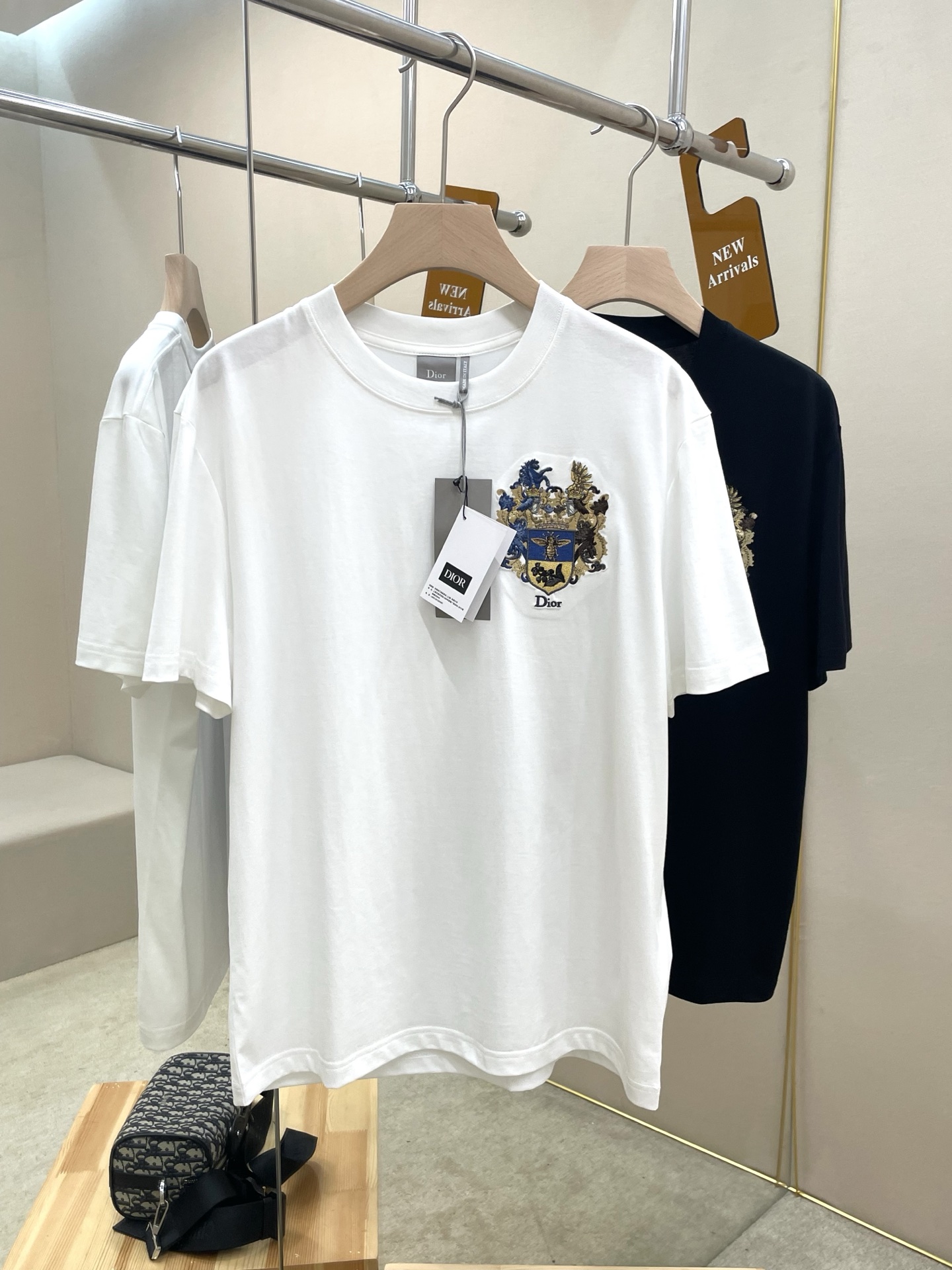 NO:837039,Mainly recommend D's new embroidered short-sleeved T-shirt, made of high-quality pure cotton, soft and skin-friendly, super breathable, super comfortable to wear in summer! The family emblem is embroidered on the chest, with exquisite details and perfect brand recognition. The loose fit is comfortable and fashionable, and can be easily worn for daily commuting or leisure. It goes well with jeans and casual pants, and you can easily get a high-end look! Color White Black Size S M L XL, dior, jeans, T-shirt, tees, t-shirt,19860909主推 D家新款刺绣短袖T恤,采用高品质纯棉,柔软亲肤,透气性超棒,夏天穿超舒服!胸前家族徽章刺绣,细节精致,品牌辨识度满分.宽松版型,舒适又时髦,日常通勤或休闲都能轻松驾驭.搭配牛仔裤,休闲裤都很出彩,轻松get高级感穿搭! 颜色白色 黑色 码数S M L XL,,dior,jeans,T-shirt,tees，t-shirt,,Men's clothing