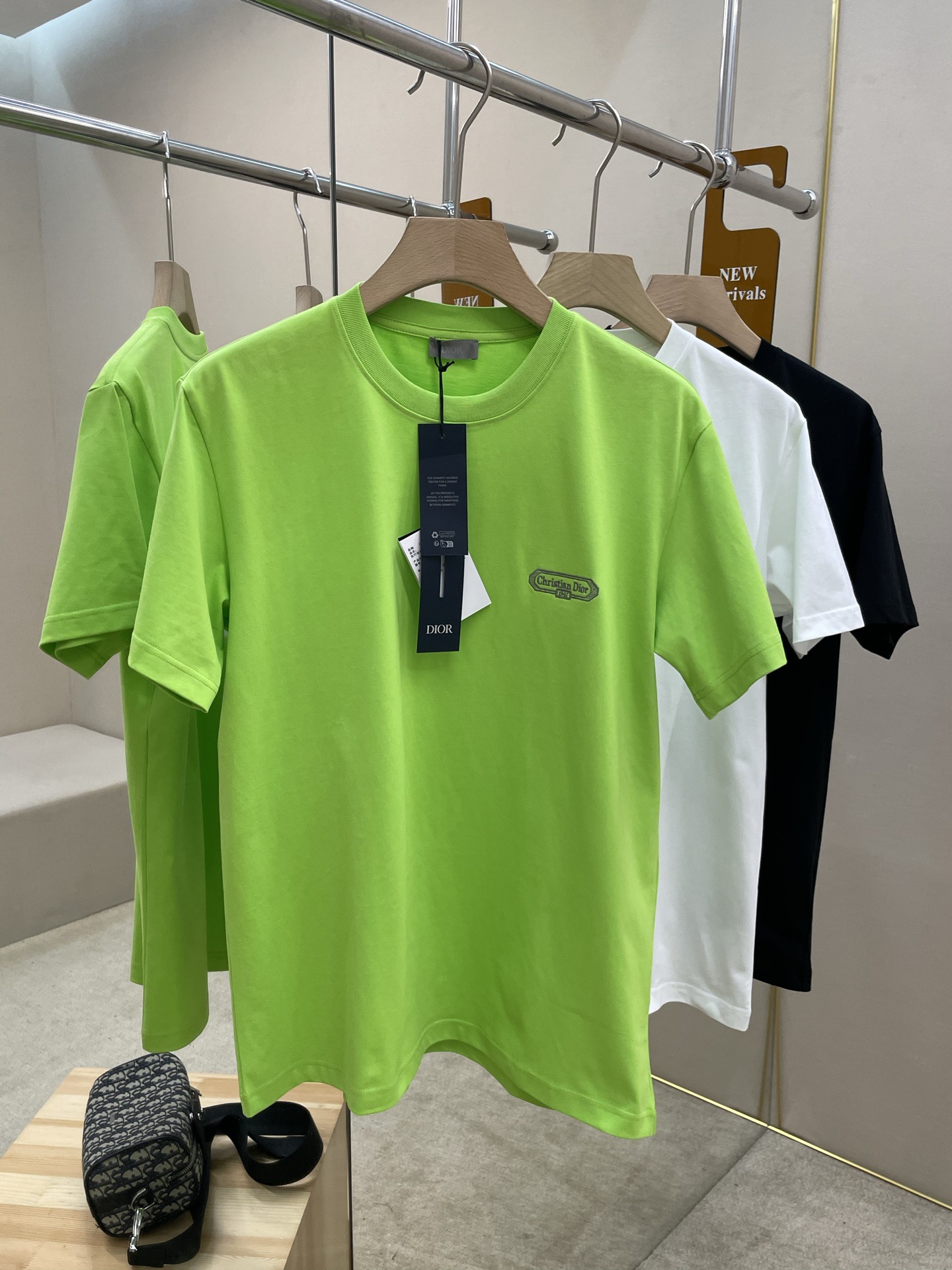 NO:841093,The main recommendation is D's popular replacement cotton jersey fabric CD Box logo T-shirt. This T-shirt is decorated with the CD Box logo to pay tribute to Dior's haute couture spirit. It is carefully made of cotton jersey fabric and has a ribbed round neck. It can be paired with wide-leg jeans to create a refined and fashionable look. Highly recommended!  Color Black White Green Size S M L XL,,dior,dior,jeans,tees,t-shirt,19860909主推 D家爆款补单棉质平纹针织面料CD Box标志T恤, 这款T恤饰以CD Box标志,向Dior的高订精神致敬.采用棉质平纹针织面料精心制作,搭配罗纹圆领,可与阔腿牛仔裤搭配,打造精致时尚的造型.强烈推荐！ 颜色黑色 白色 绿色 码数S M L XL,,dior,dior,jeans,tees，t-shirt,,Men's clothing