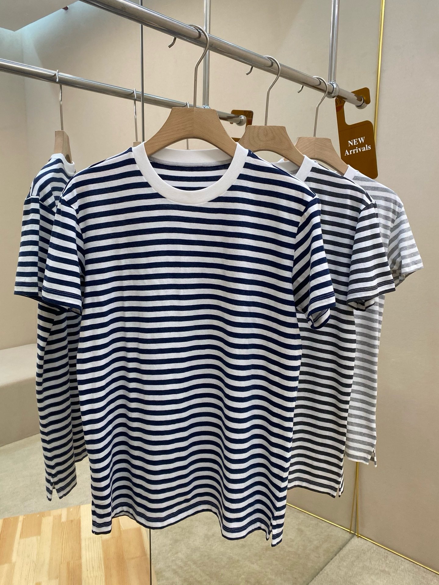 NO:849606,The main recommendation is the LP striped round neck T-shirt. This T-shirt has pinstripes and is ideal for those who pursue casual sophistication. It is made of cool and comfortable cotton jersey and treated with a special process - Loro Piana's signature process, which can bring a soft touch. Highly recommended!  Color Blue Dark Gray Gray Size S M L XL,,loro piana,loro piana,tees,t-shirt,19860909主推LP条纹圆领T恤衫,这款T恤衫有细条纹,是追求休闲精致人士的理想之选.采用凉爽舒适的棉质平纹针织而成,并经过特殊工艺处理——即Loro Piana的标志性工艺,可带来柔软触感.强烈推荐！ 颜色蓝色 深灰 灰色 码数S M L XL,,loro piana,loro piana,tees，t-shirt,,Men's clothing