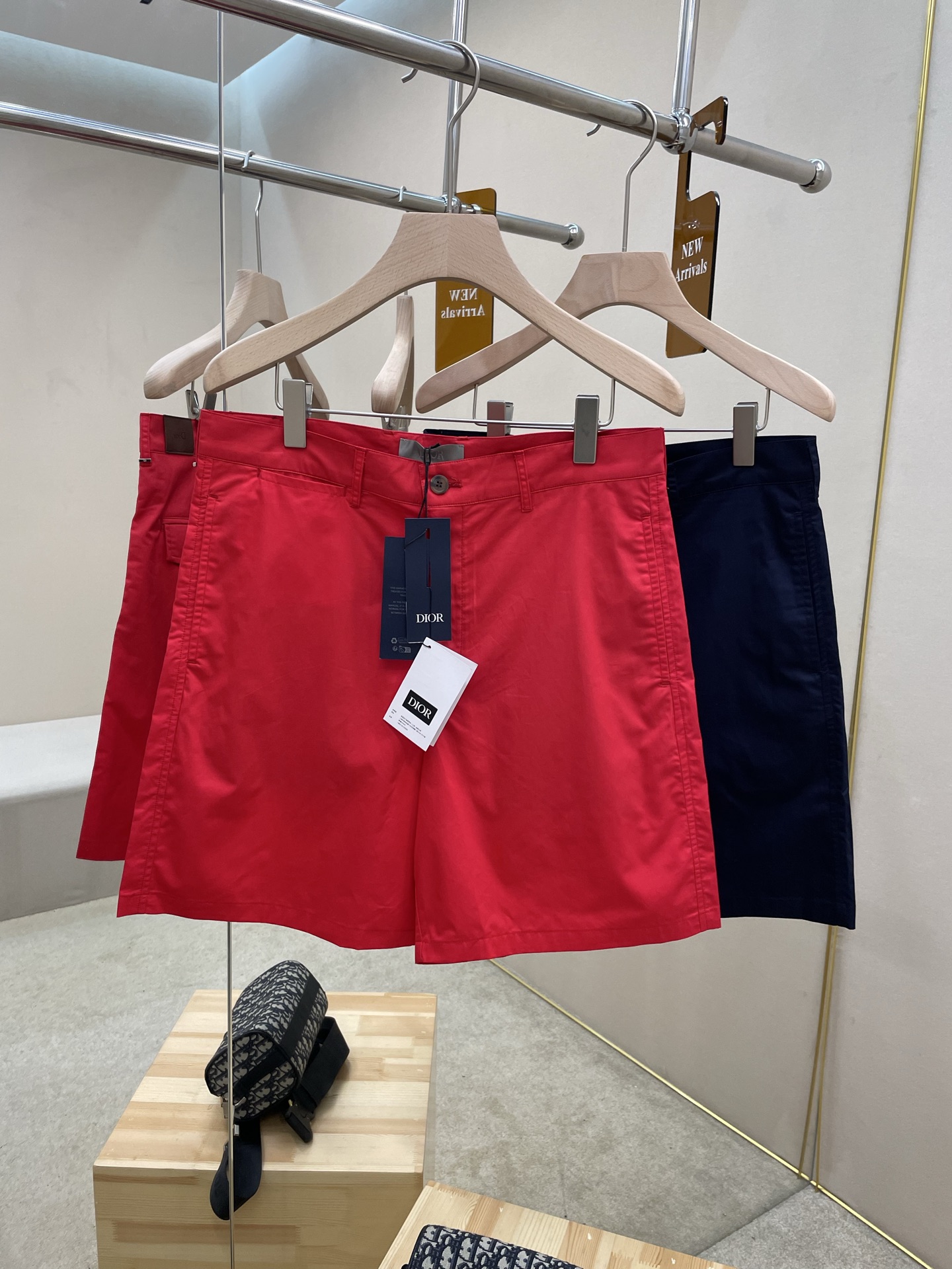NO:849600,The main recommendation is D's new twill shorts. These twill shorts are a new interpretation of minimalist items. They are carefully made of cotton gabardine fabric, have a slightly flared cut, and are decorated with Dior leather labels to enhance the style. The style is versatile and can be matched with a variety of tailoring and casual items to create a sophisticated look. Highly recommended!  Color red navy code number 46 48 50 52 54 56,,dior,dior,shorts,19860909主推 D家新款斜纹布短裤,这款斜纹布短裤全新演绎极简主义单品.采用棉质华达呢面料精心制作,微喇叭形剪裁,饰以Dior皮革标牌提升格调.款式百搭,可与各式精裁和休闲单品搭配,打造精致的造型.强烈推荐！ 颜色红色 藏青 码数46 48 50 52 54 56,,dior,dior,shorts,,Men's clothing