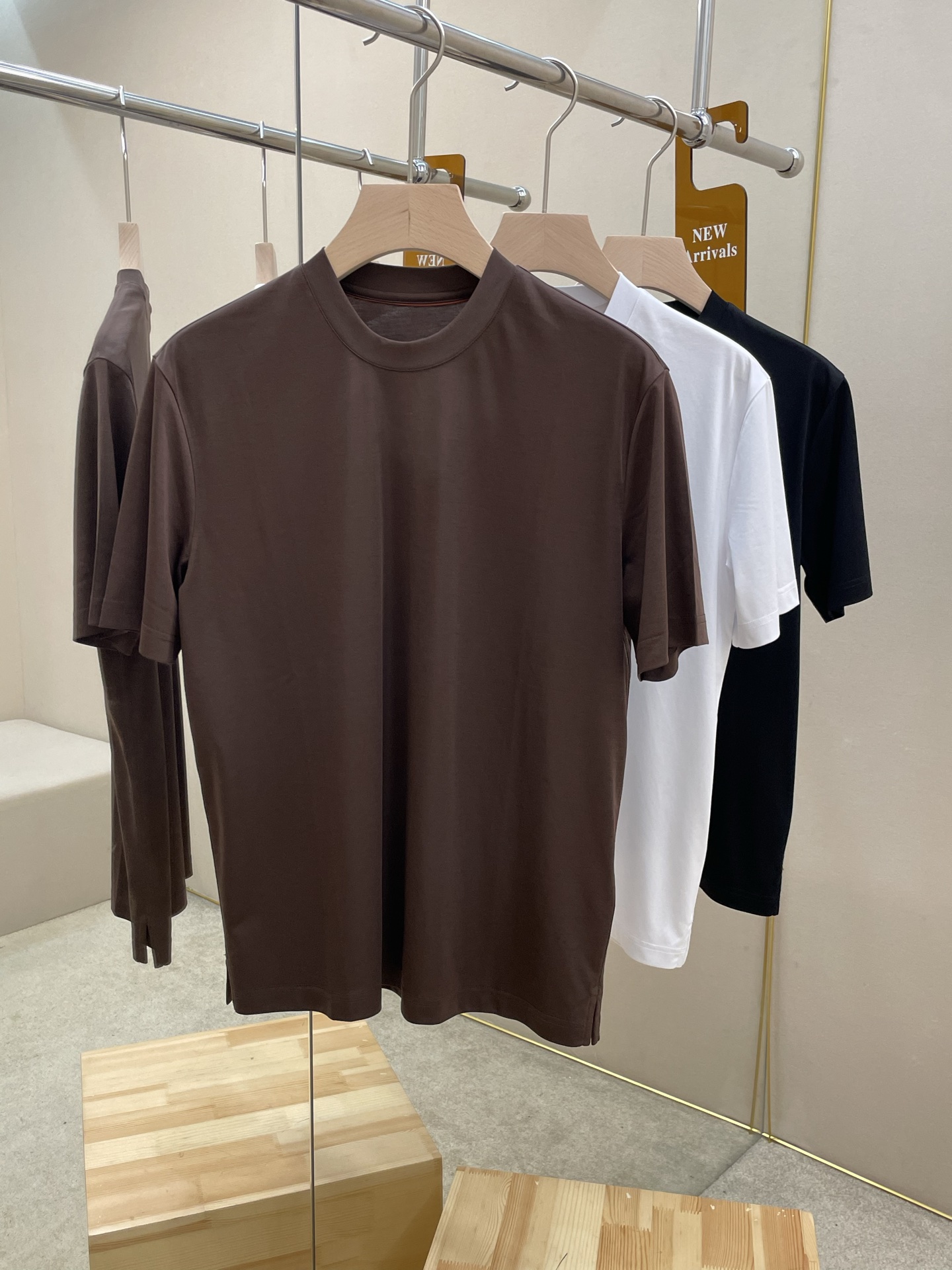 NO:848064,The main recommendation is LP's new three-color T-shirt. This selected high-quality blended 50 modal + 28 combed cotton + 22 dacron blended fabric is scientifically proportioned. It is soft and skin-friendly, breathable and smooth, with a full sense of drape. It is not easy to deform and wrinkle after long-term wear. It is moisture-wicking and super comfortable. It is refreshing and comfortable for daily wear, and has a full texture. Highly recommended!  Color white black dark brown code number 48 50 52 54 56 58 60, loro piana, tees, t-shirt,19860909主推 LP新款三色T恤衫,这款甄选优质混纺50莫代尔+28精梳棉+22达克纶科学配比 混纺面料制作而成,柔软亲肤透气顺滑,垂坠感十足,久穿不易变形不起皱,吸湿排汗超舒适,日常穿搭清爽自在,质感拉满,强烈推荐！ 颜色白色 黑色 深咖色 码数48 50 52 54 56 58 60,,loro piana,tees，t-shirt,,Men's clothing