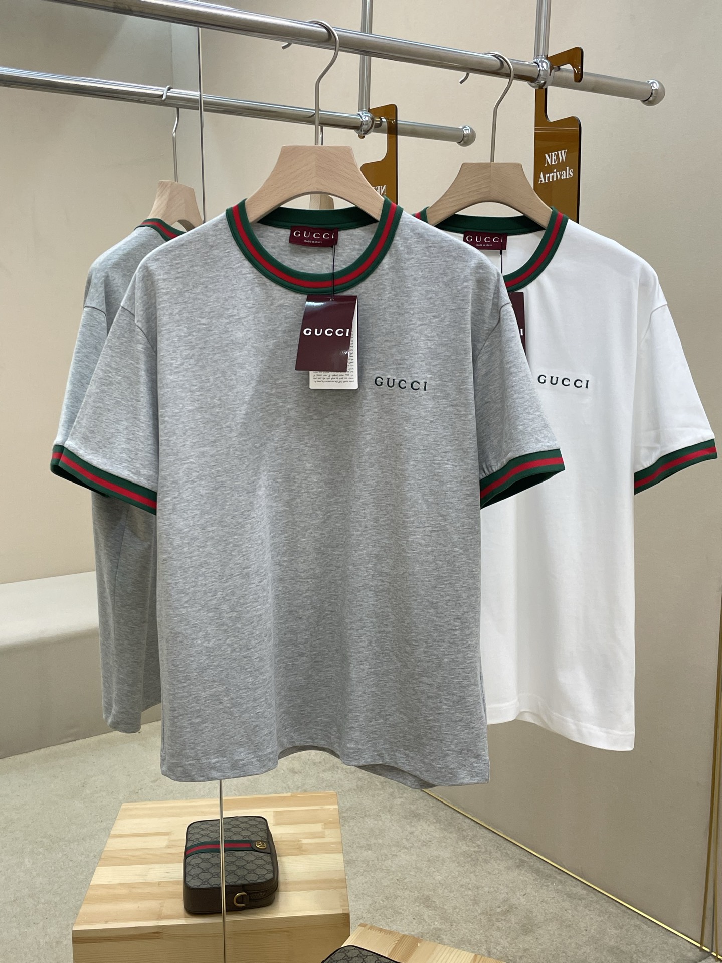NO:848061,We mainly recommend Gucci men's classic T-shirts, made of high-quality cotton, soft and comfortable, and super friendly for daily wear. The collar and cuffs have red and green webbing, perfect for brand recognition, and the low-key embroidered logo on the chest is simple and detailed. Classic and versatile, it can be easily paired with jeans and casual pants, suitable for commuting or leisure. The cut is loose, suitable for a variety of body types, comfortable and fashionable. It is one of the popular items in the Gucci men's series, highly recommended!  Color Gray White Size S M L XL,,gucci,jeans,tees,t-shirt,19860909主推 Gucci男士经典T恤,采用高品质棉料,柔软舒适,日常穿着超友好.衣领和袖口红绿织带,品牌辨识度满分,胸前低调刺绣Logo,简约又有细节感.经典百搭,轻松搭配牛仔裤,休闲裤,通勤或休闲都很合适.剪裁宽松,适合多种体型,舒适又时髦,是Gucci男士系列的热门单品之一,强烈推荐！ 颜色灰色 白色 码数S M L XL,,gucci,jeans,tees，t-shirt,,Men's clothing