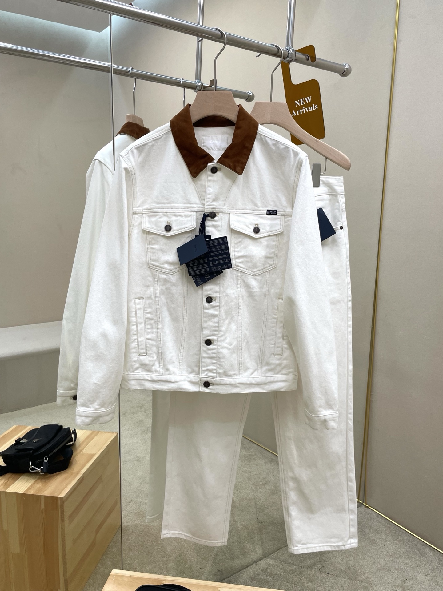 NO:848055,Mainly recommended clothes: Pants P Prada's new white denim suit, made of high-quality denim. The denim top has a contrasting brown corduroy lapel, which is retro and fashionable! The double flap pockets on the chest are practical and stylish, and the brown collar is super layered. The jeans have a five-pocket design, access control I-buckle opening and closing, and a retro classic leather tag on the back waist. The white color is fresh, versatile and easy to wear. The whole upper body is very fashionable and elegant, and you can easily get a simple and high-end feeling! Highly recommended!  Color White Top Size S M L XL Pants Size 30 31 32 33 34 36,,prada,jeans,19860909主推衣服 裤子P Prada新款白色牛仔套装,采用高品质牛仔布制作而成,牛仔上衣撞色棕色灯芯绒翻领,复古又时髦!胸前双翻盖口袋,实用又有型,棕色领子超有层次.牛仔裤五口袋设计,门禁工字扣开合,后腰饰有复古经典皮牌,白色清新,穿搭百搭不挑人,整套穿着上身非常时尚大气,轻松get简约高级感!强烈推荐！ 颜色白色 上衣码数S M L XL 裤子码数30 31 32 33 34 36,,prada,jeans,,Men's clothing