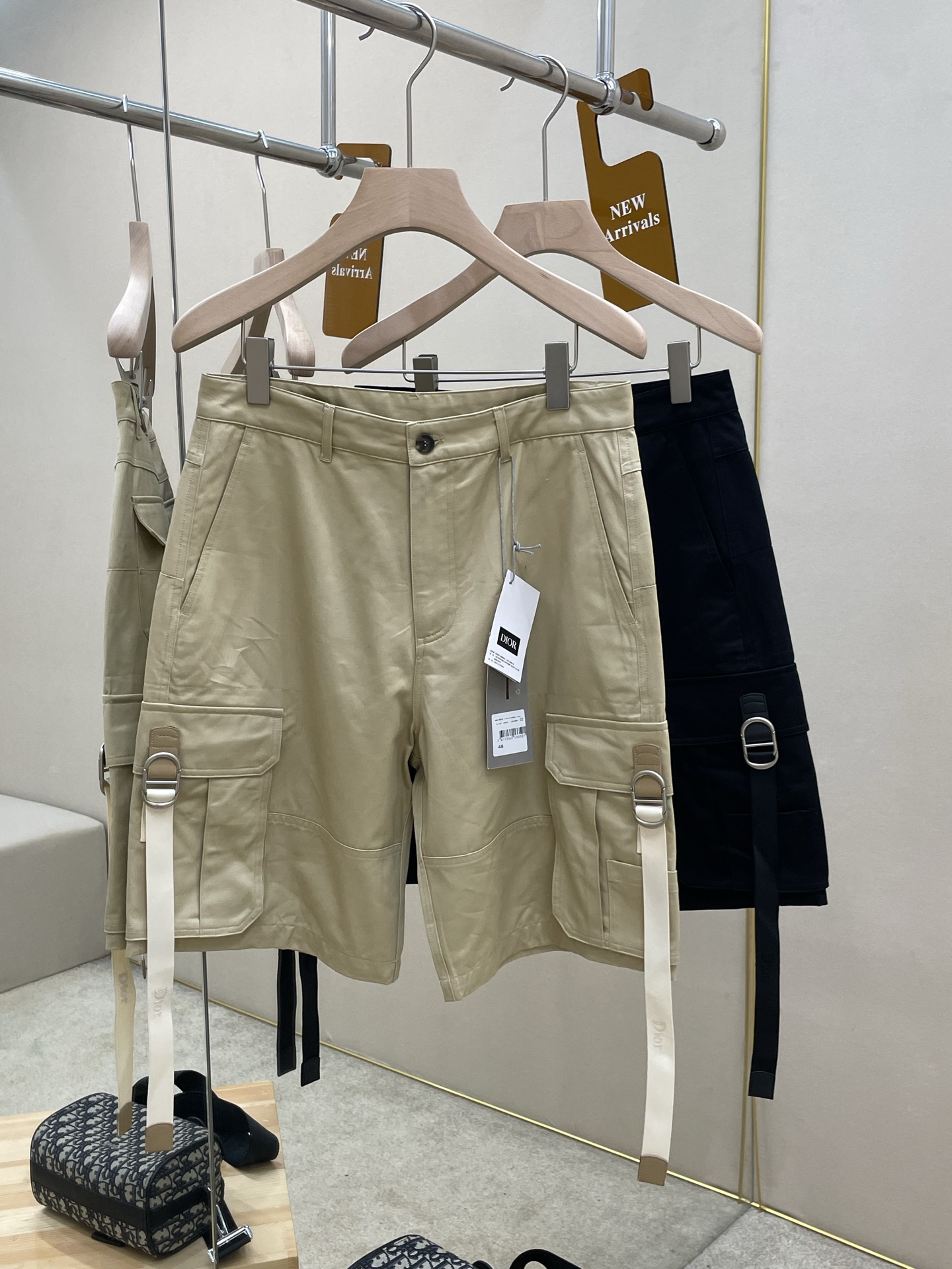 NO:915090,The main recommendation is D's new work shorts. These work shorts are a practical wardrobe classic in a high-end style version. They are carefully made of cotton gabardine fabric. Each trouser leg is decorated with a large pocket. It is closed by a lace-up with CD logo metal buckle. The back waist is decorated with a classic Dior leather brand, and the access zipper button closure is full of details. The style is classic and unique, easy to match. Highly recommended!  Color Khaki Black Size 46 48 50 52 54 56,,dior,dior,shorts,19860909主推 D家新款工装短裤,这款工装短裤以高订风范版本演绎实用的衣橱经典单品.采用棉质华达呢面料精心制作,每条裤腿分别饰以一个大号口袋,通过搭配CD标志金属搭扣的系带开合,后腰处饰经典Dior皮革牌,门禁拉链纽扣开合,细节感满满,款式经典独特,轻松搭配.强烈推荐！ 颜色卡其色 黑色 码数46 48 50 52 54 56,,dior,dior,shorts,,Men's clothing