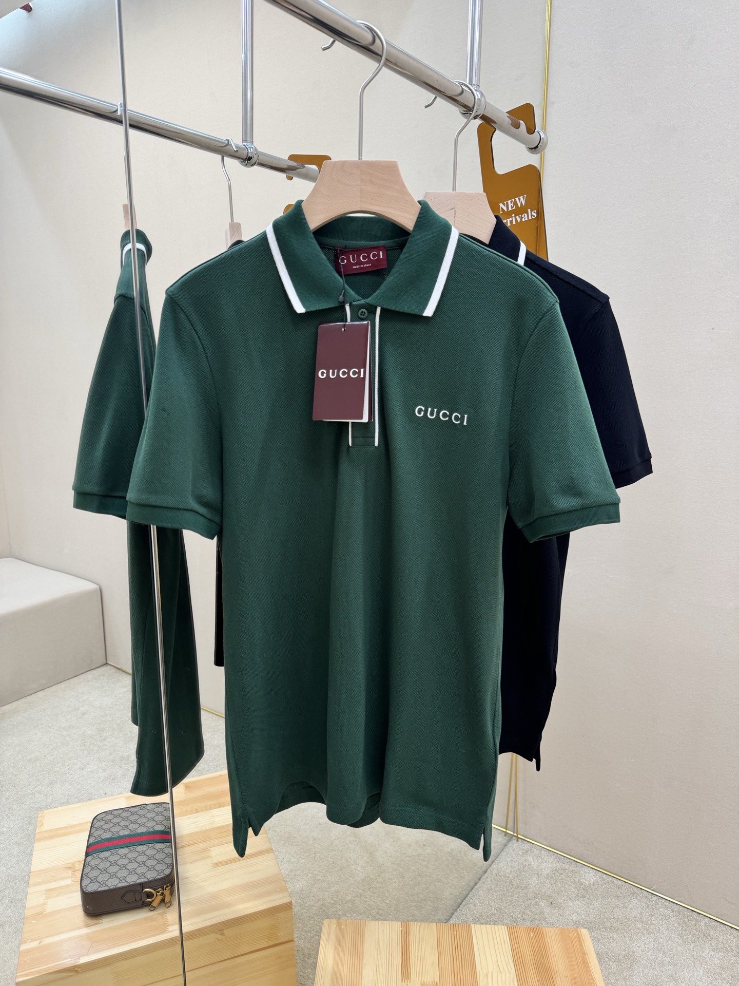 NO:912318,The main recommendation is Gucci's new striped Polo shirt, which is made of high-quality cotton blend, soft and breathable, and super comfortable to wear in summer! The white stripe on the collar and the embroidered logo on the chest are low-key and recognizable. Made in Italy, the tailoring is neat, and it can be easily worn for business and leisure. It is versatile for commuting, dating, and daily outings, and it is easy to wear with a high-end feel! Color: black, green, size: S M L XL,, gucci,19860909主推 Gucci新款条纹Polo衫,采用高品质棉混纺,柔软透气,夏天穿超舒服!领口白色条纹+胸前刺绣Logo,低调又有辨识度.意大利制造,剪裁利落,商务休闲都能轻松驾驭,通勤,约会,日常出街都很百搭,轻松穿出高级感! 颜色黑色 绿色 码数S M L XL,,gucci,,Men's clothing