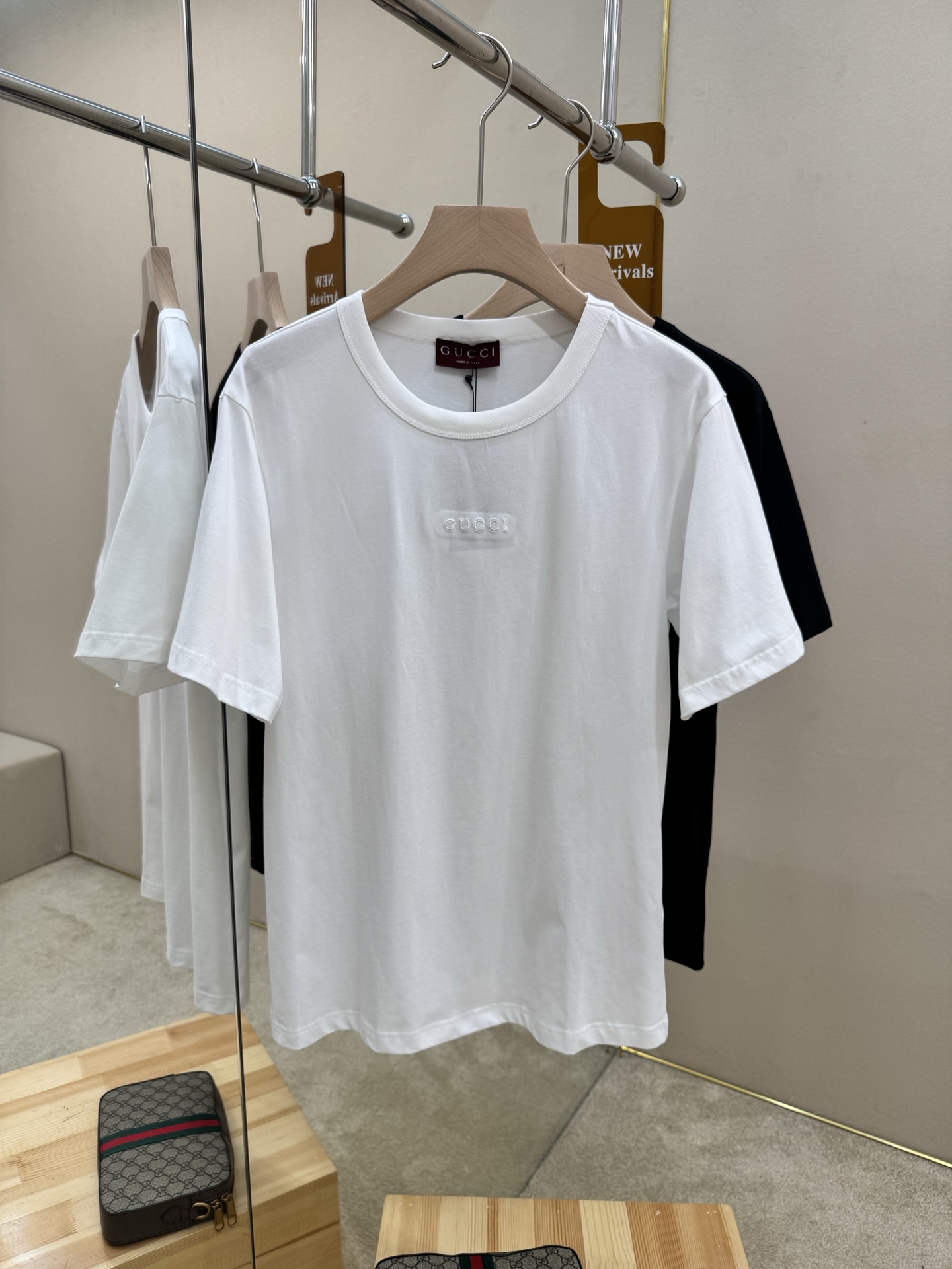 NO:912326,Mainly recommended Gucci's new embroidered T-shirt, made of high-quality pure cotton, soft and skin-friendly, super breathable, super comfortable to wear in summer! Simple design + low-key embroidered logo on the chest, perfect details. The loose version can be easily controlled by both men and women. It is great to wear alone or layered, and can be worn for commuting, casual, and street style! Gucci's high-end texture and fashion sense are really a plus~ Color White Black Size S M L XL, gucci, tees, t-shirt,19860909主推 Gucci新款刺绣T恤,采用高品质纯棉,柔软亲肤,透气性超棒,夏天穿超舒服!简约设计+胸前低调刺绣Logo,细节满分.宽松版型,男女都能轻松驾驭,单穿或叠搭都很出彩,通勤,休闲,街头风都能hold住!Gucci的高端质感和时尚感,真的很加分~ 颜色白色 黑色 码数S M L XL,,gucci,tees，t-shirt,,Men's clothing