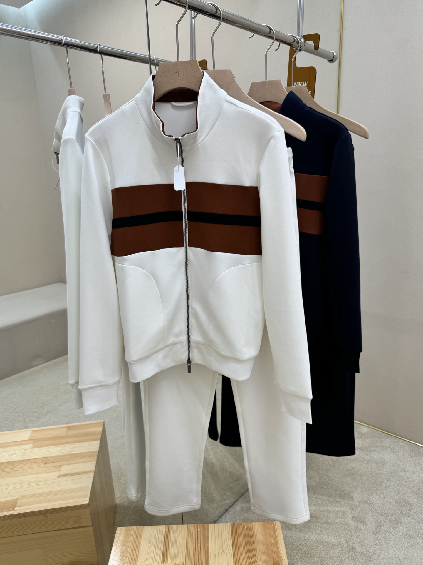 NO:909822,Mainly recommended clothes, pants, Z's new color-blocking sports suit. This suit is made of modal blended fabric, soft and comfortable. The upper body effect is great, the top zipper opening and closing + stand-up collar design; the pants have an elastic waist design. The color-blocking design of the whole suit is particularly clever. It is very practical for daily commuting or outdoors. It has both quality and design. It is super stylish when paired with casual pants or sports shoes. Highly recommended!  Color White Royal Blue Size 48 50 52 54 56 58 60,,sneakers,19860909主推衣服 裤子 Z家新款拼色运动套装,这套套装采用莫代尔混纺面料制作而成,柔软舒适.上身效果超赞,上衣拉链开合+立领设计；裤子松紧腰头设计.整套套装拼色感设计特别巧妙,日常通勤或户外都很实用,品质与设计感兼具,搭配休闲裤或运动鞋超有型,强烈推荐！ 颜色白色 宝蓝色 码数48 50 52 54 56 58 60,,sneakers,,Men's clothing