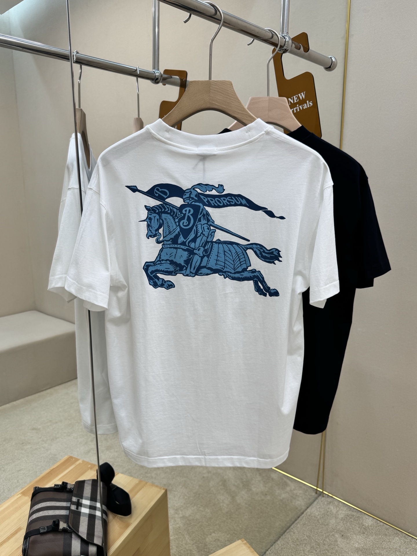 NO:912335,The main recommendation is B's new letter horse print T-shirt. This one is made of pure cotton, soft and comfortable, and super refreshing to wear in summer! The 'BURBERRY' classic printed logo on the back of the chest is highly recognizable, and the round neck design is versatile. It can be easily worn in daily casual or light luxury styles. It is OK to wear alone or inside. It goes well with jeans and casual pants, and you can easily get a sense of luxury! Color White Black Size S M L XL, burberry, jeans, tees, t-shirt,19860909主推 B家新款字母术马印花T恤,这款采用纯棉材质,柔软舒适,夏天穿超清爽!胸前 'BURBERRY'字母后背术经典印花标志辨识度高,圆领设计百搭,日常休闲或轻奢风都能轻松驾驭,单穿或内搭都很OK,搭配牛仔裤,休闲裤都很出彩,轻松get高级感! 颜色白色 黑色 码数S M L XL,,burberry,jeans,tees，t-shirt,,Men's clothing