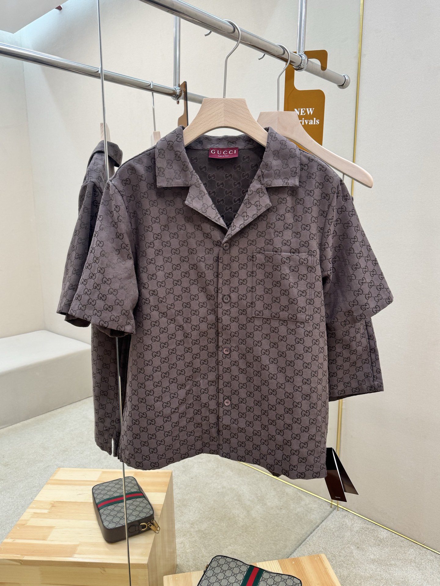 NO:912329,Mainly recommended clothes and pants: Gucci's new dark brown presbyopic Cuban jacquard short-sleeved shorts suit, classic GG presbyopic pattern, low-key retro and luxurious. The cotton fabric is breathable and comfortable, perfect for summer wear! The Cuban collar design has a lazy atmosphere, loose fit, and the whole outfit has a sense of hierarchy. The dark brown tone is calm and versatile, and can be easily used for commuting, vacationing, and daily outings. It is a must-have item for 'old money style', highly recommended!  Color Brown Size 46 48 50 52,,gucci,shorts,T-shirt,19860909主推衣服裤子 Gucci新款深棕老花古巴提花短袖短裤套装,经典GG老花图案,低调复古又奢华.棉质面料透气舒适,夏天穿超合适!古巴领设计自带慵懒氛围,宽松版型,整套穿着有层次感.深棕色调沉稳百搭,通勤,度假,日常出街都能轻松驾驭,是'老钱风'穿搭必备单品,强烈推荐！ 颜色棕色 码数46 48 50 52,,gucci,shorts,T-shirt,,Men's clothing