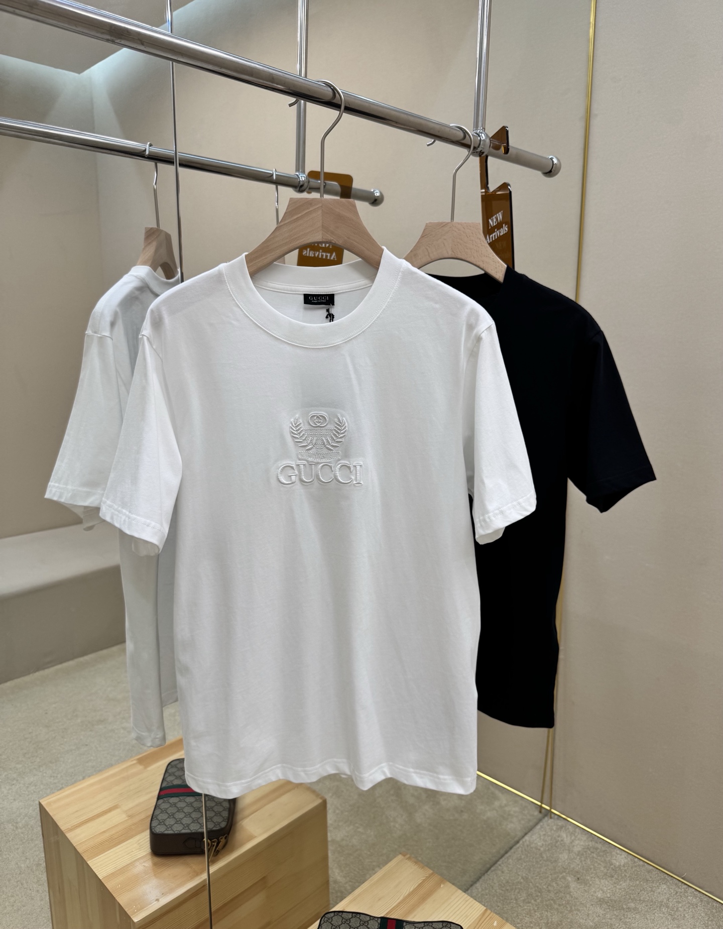NO:912321,The main recommendation is Gucci's new embroidered T-shirt, which is made of high-quality knitted cotton, soft and skin-friendly, super breathable, and super comfortable to wear in spring and summer! Front brand embroidery + double G logo, low-key and recognizable. Straight shoulder cut + loose fit, slim and versatile, can be easily worn in daily casual or light luxury style. It goes well with jeans and casual pants, and is a must-have classic item in the wardrobe! Highly recommended!  Color Black White Size S M L XL,,gucci,jeans,tees,t-shirt,19860909主推 Gucci新款刺绣T恤,选用高品质针织棉,柔软亲肤,透气性超棒,春夏穿超舒服!正面品牌刺绣+双G标志,低调又有辨识度.正肩剪裁+宽松版型,显瘦又百搭,日常休闲或轻奢风都能轻松驾驭.搭配牛仔裤,休闲裤都很出彩,是衣橱必备经典单品!强烈推荐！ 颜色黑色 白色 码数S M L XL,,gucci,jeans,tees，t-shirt,,Men's clothing