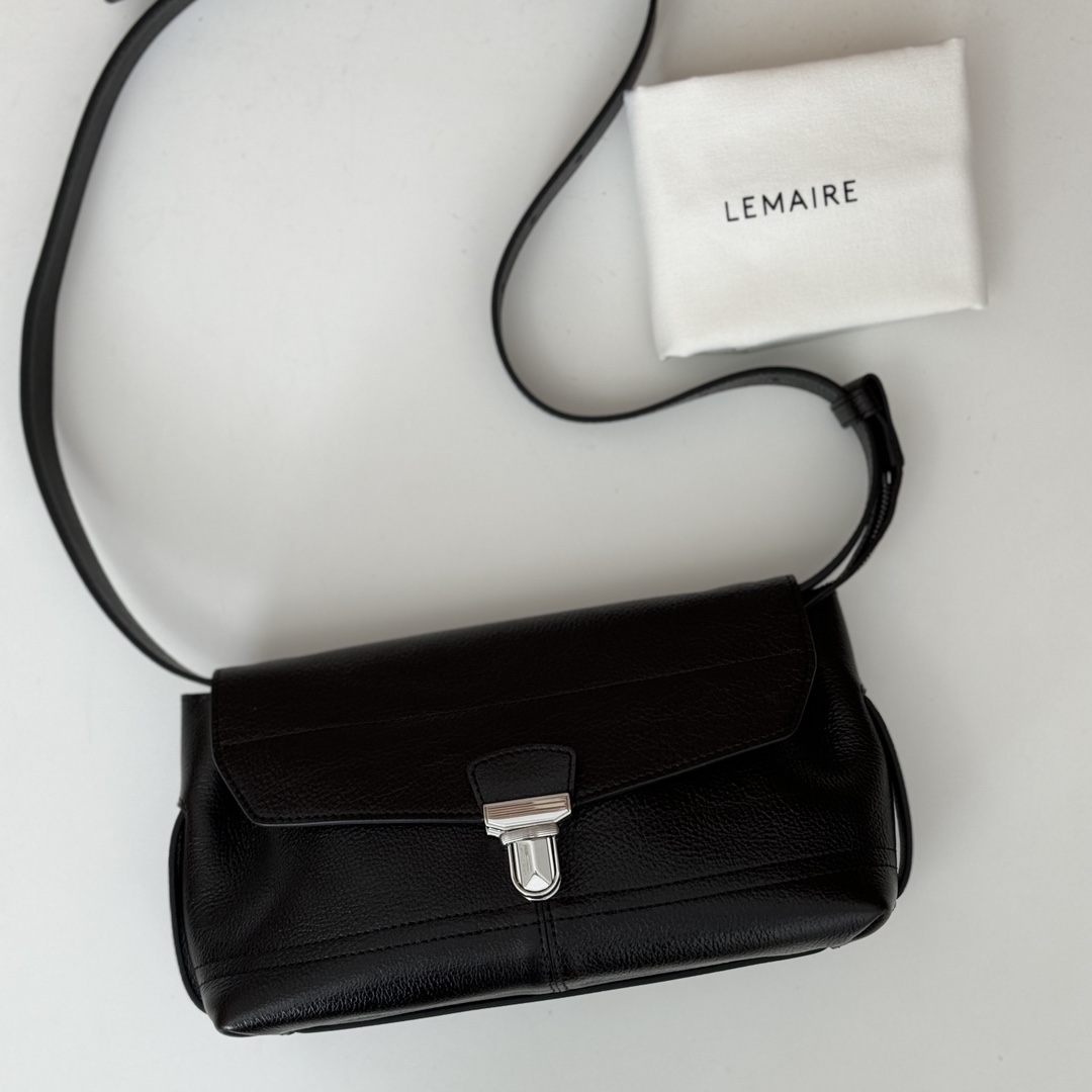 p790。Lemaire gear bag 邮差包

EH8005 深咖色 

尺寸：25x14x10cm