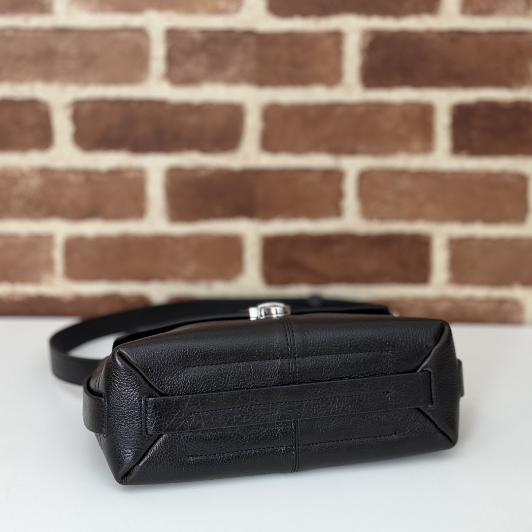 p790。Lemaire gear bag 邮差包

EH8005 深咖色 

尺寸：25x14x10cm