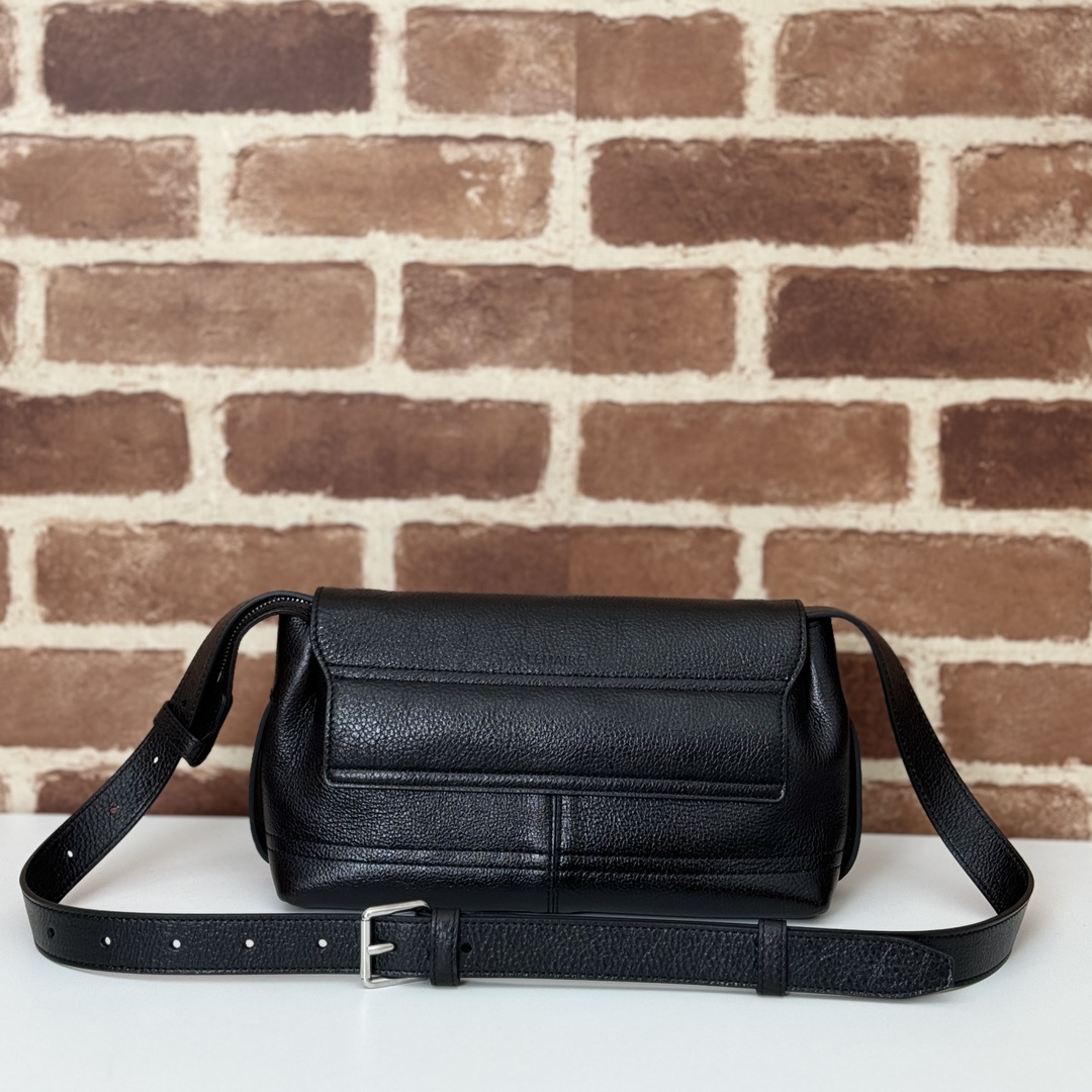 p790。Lemaire gear bag 邮差包

EH8005 深咖色 

尺寸：25x14x10cm