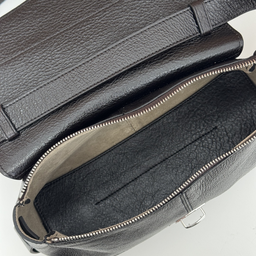 p790。Lemaire gear bag 邮差包

EH8005 深咖色 

尺寸：25x14x10cm
