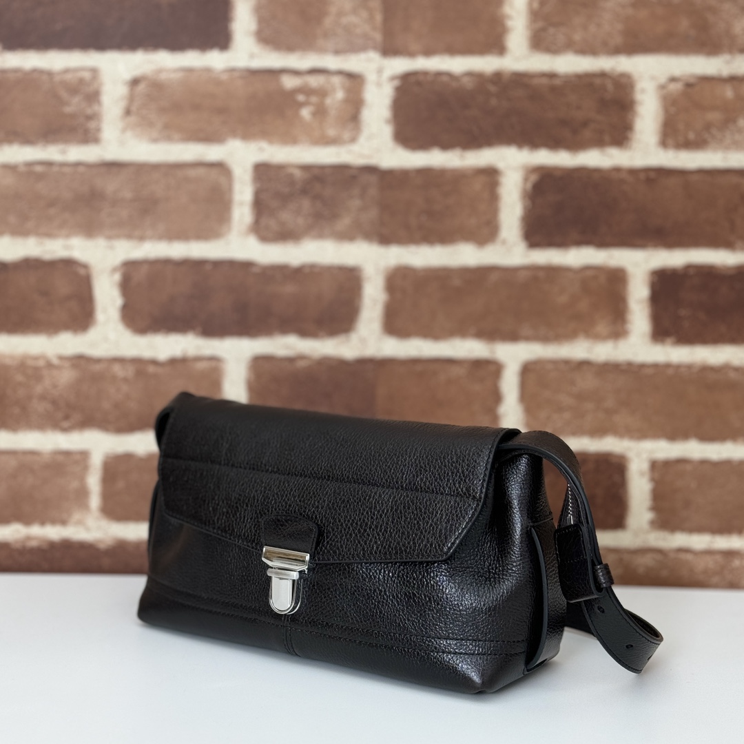 p790。Lemaire gear bag 邮差包

EH8005 深咖色 

尺寸：25x14x10cm