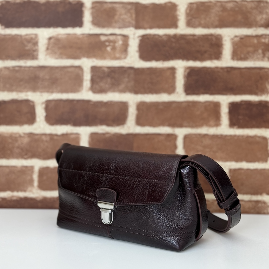 p790。Lemaire gear bag 邮差包

EH8005 菲红色 

尺寸：25x14x10cm
