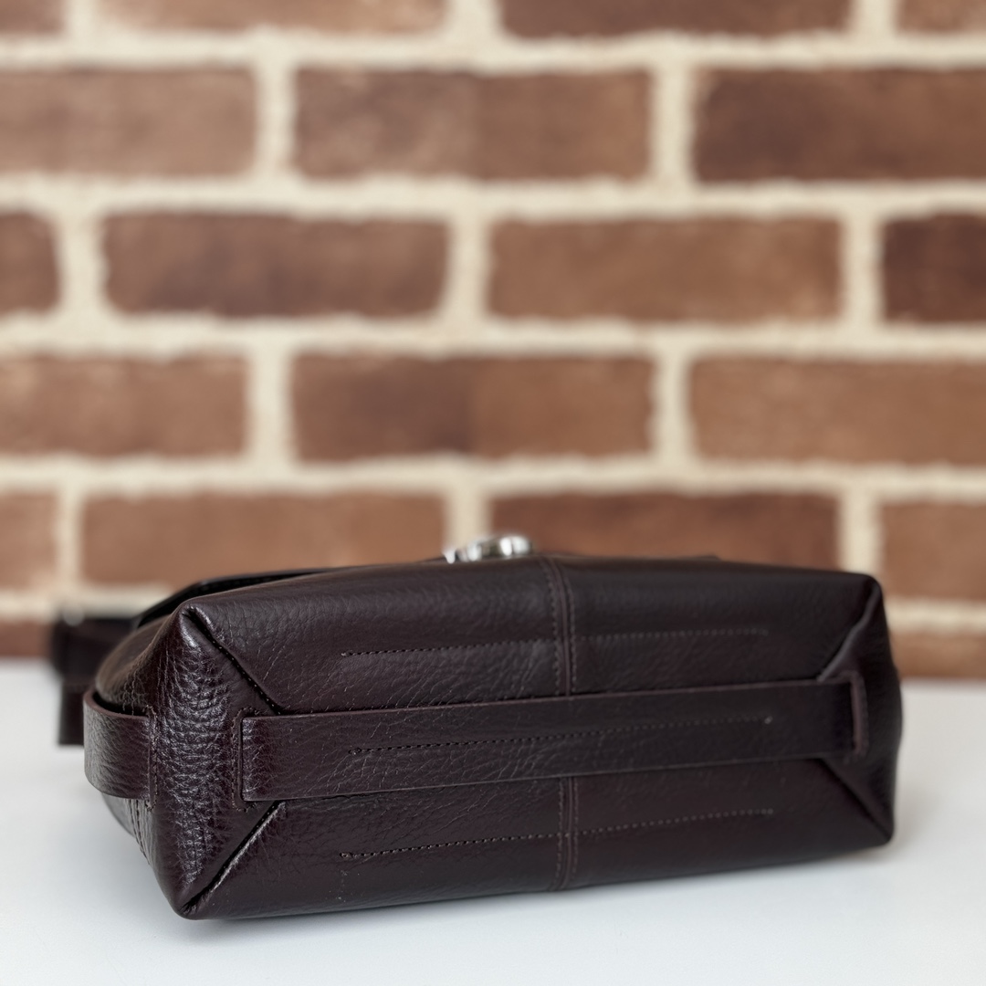 p790。Lemaire gear bag 邮差包

EH8005 菲红色 

尺寸：25x14x10cm