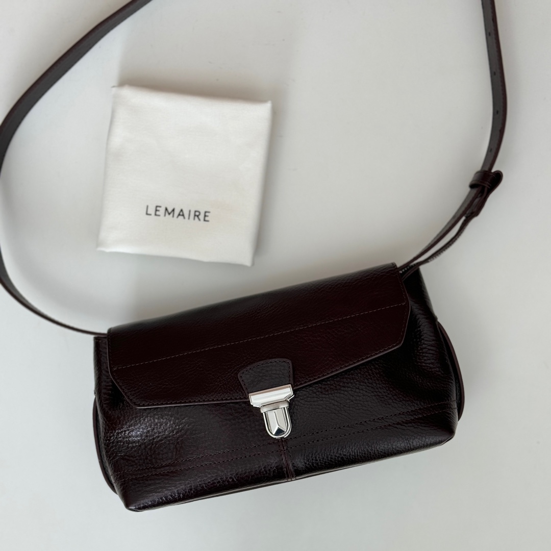 p790。Lemaire gear bag 邮差包

EH8005 菲红色 

尺寸：25x14x10cm