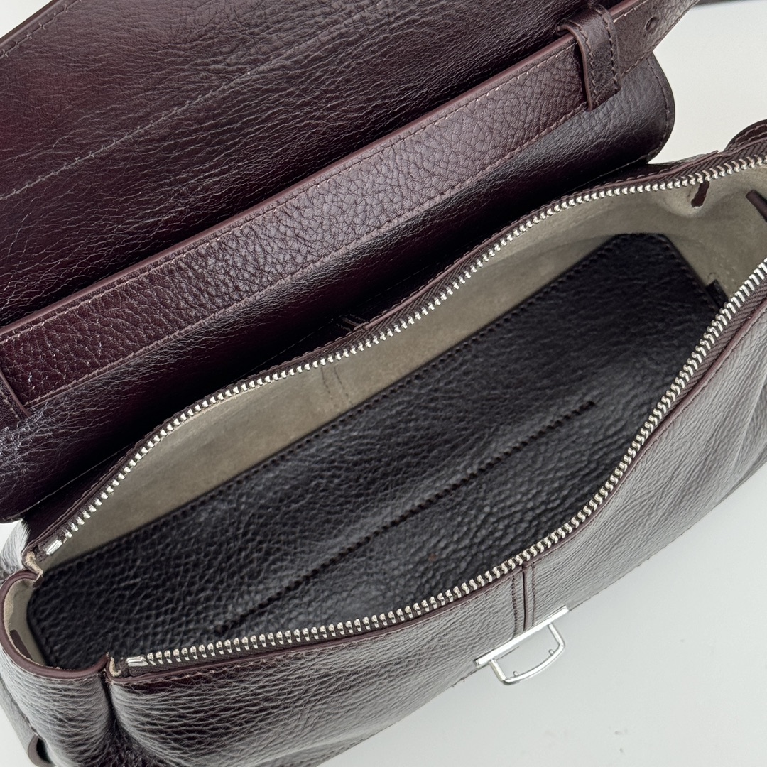p790。Lemaire gear bag 邮差包

EH8005 菲红色 

尺寸：25x14x10cm