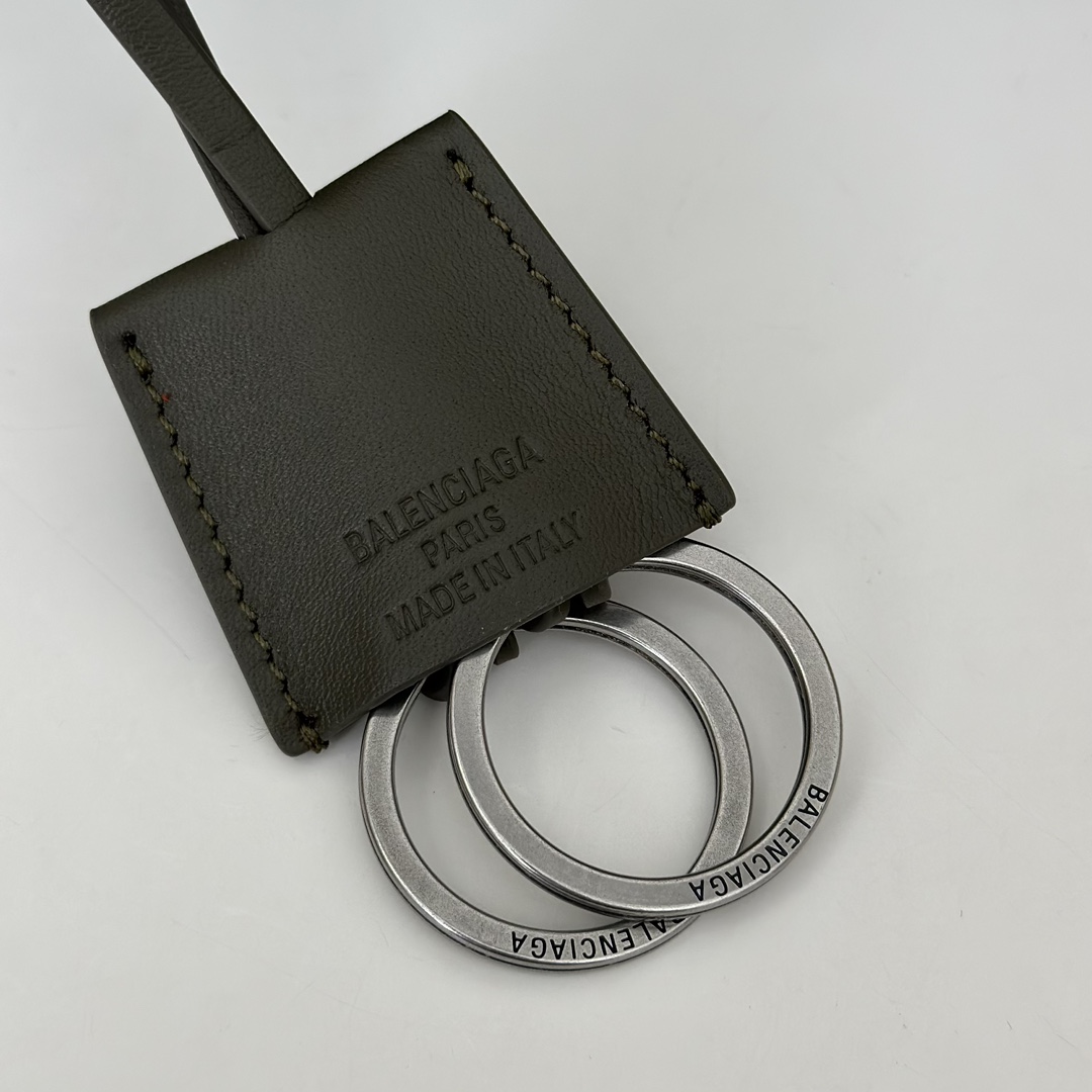 p1400。巴黎世家𝗕𝗮𝗹𝗲𝗻𝗰𝗶𝗮𝗴𝗮 

款号：789772绿色银扣

尺寸：35×23.3×10.9cm
