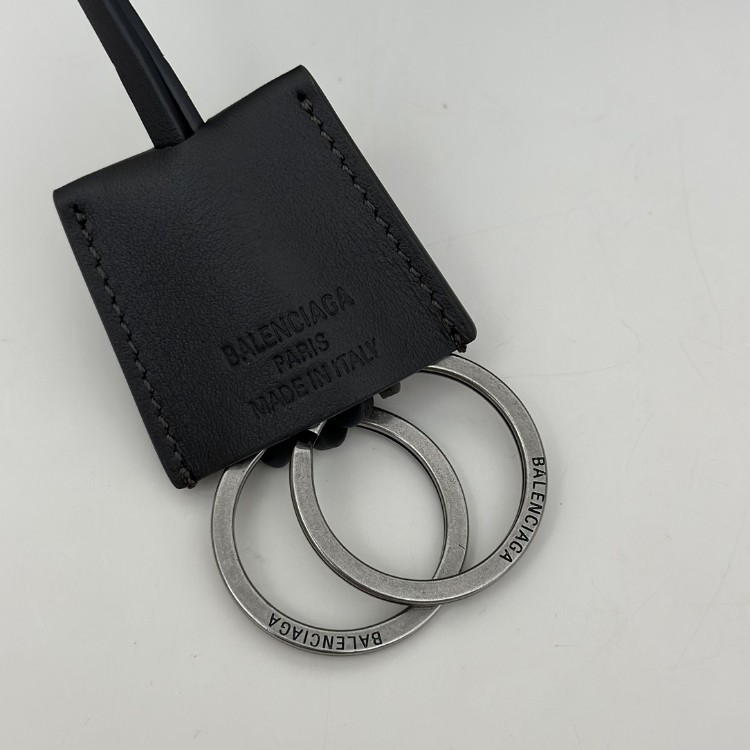 p1400。巴黎世家𝗕𝗮𝗹𝗲𝗻𝗰𝗶𝗮𝗴𝗮 

款号：789772灰色银扣

尺寸：35×23.3×10.9cm
