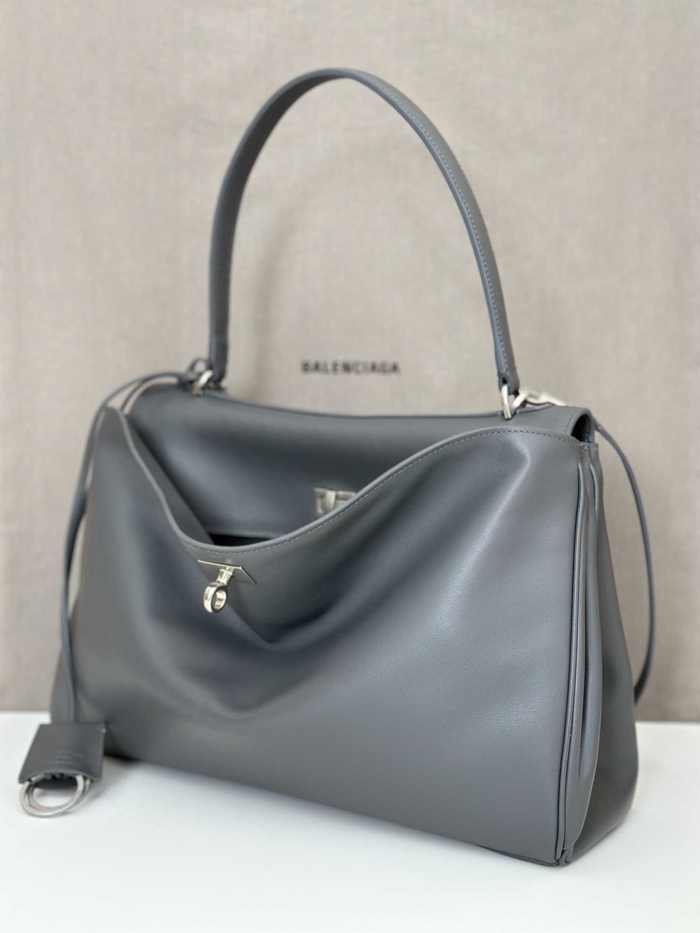 p1400。巴黎世家𝗕𝗮𝗹𝗲𝗻𝗰𝗶𝗮𝗴𝗮 

款号：789772灰色银扣

尺寸：35×23.3×10.9cm
