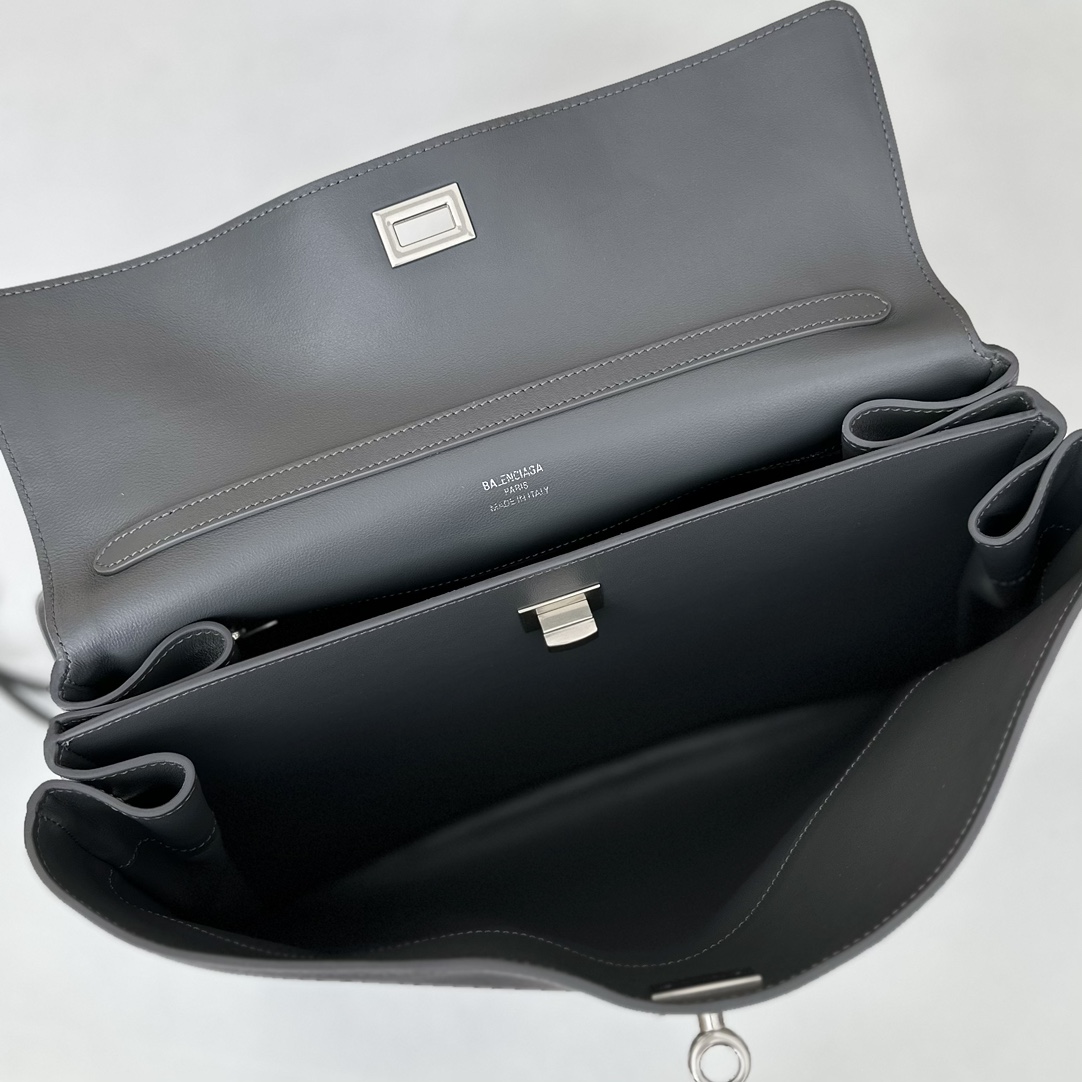 p1400。巴黎世家𝗕𝗮𝗹𝗲𝗻𝗰𝗶𝗮𝗴𝗮 

款号：789772灰色银扣

尺寸：35×23.3×10.9cm
