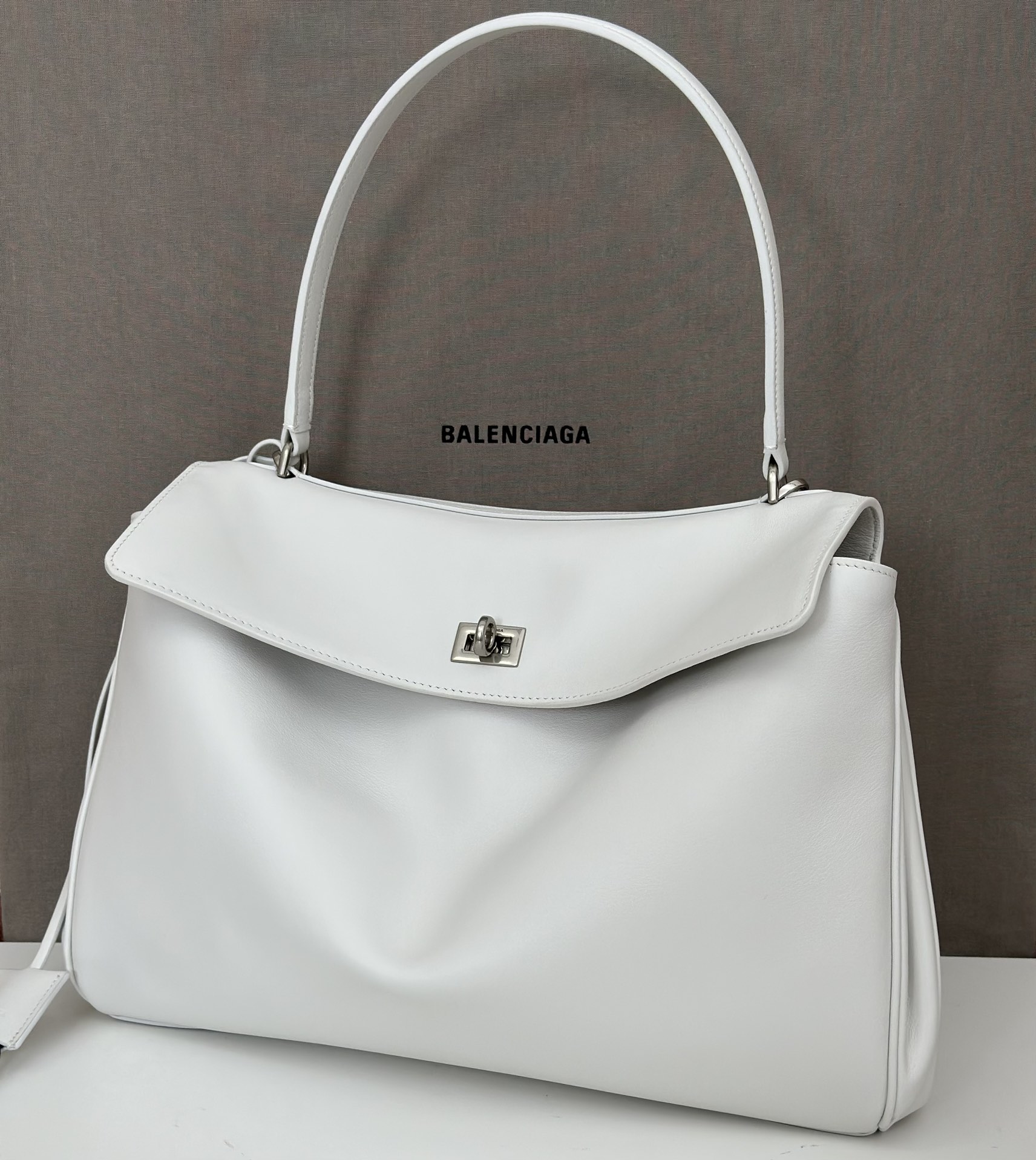 p1400。巴黎世家𝗕𝗮𝗹𝗲𝗻𝗰𝗶𝗮𝗴𝗮 

款号：789772白色银扣

尺寸：35×23.3×10.9cm