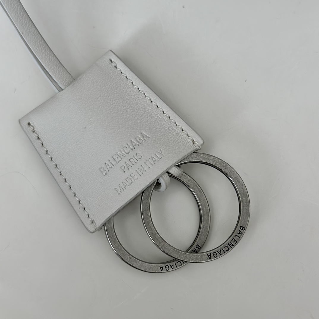 p1400。巴黎世家𝗕𝗮𝗹𝗲𝗻𝗰𝗶𝗮𝗴𝗮 

款号：789772白色银扣

尺寸：35×23.3×10.9cm