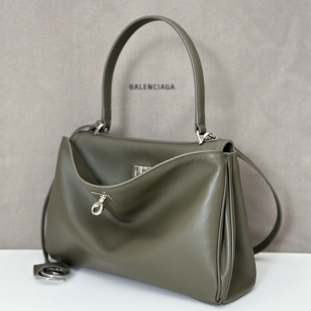 p1200。 巴黎世家𝗕𝗮𝗹𝗲𝗻𝗰𝗶𝗮𝗴𝗮 

款号：789779绿色银扣

尺寸：28.9×20×9.9cm