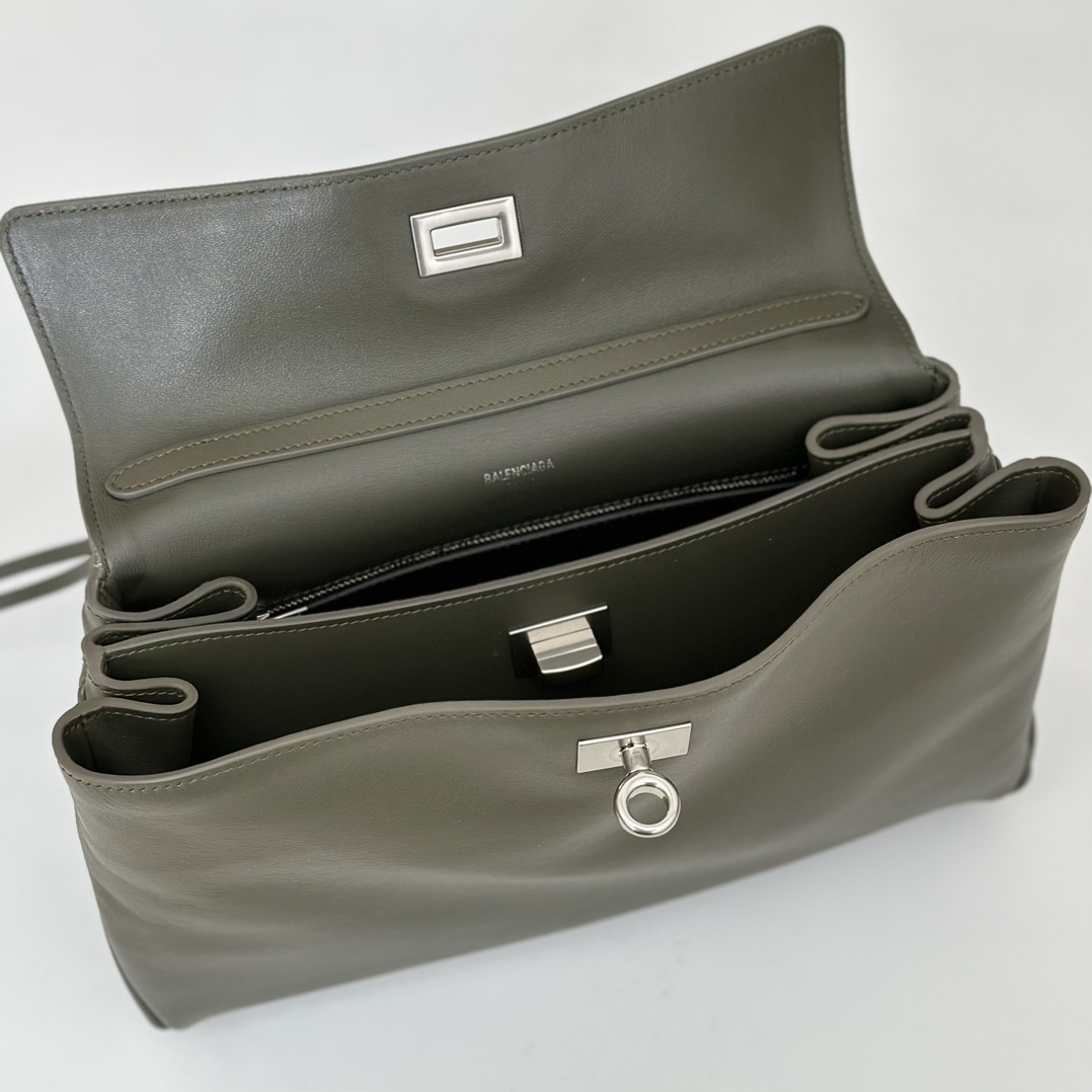 p1200。 巴黎世家𝗕𝗮𝗹𝗲𝗻𝗰𝗶𝗮𝗴𝗮 

款号：789779绿色银扣

尺寸：28.9×20×9.9cm