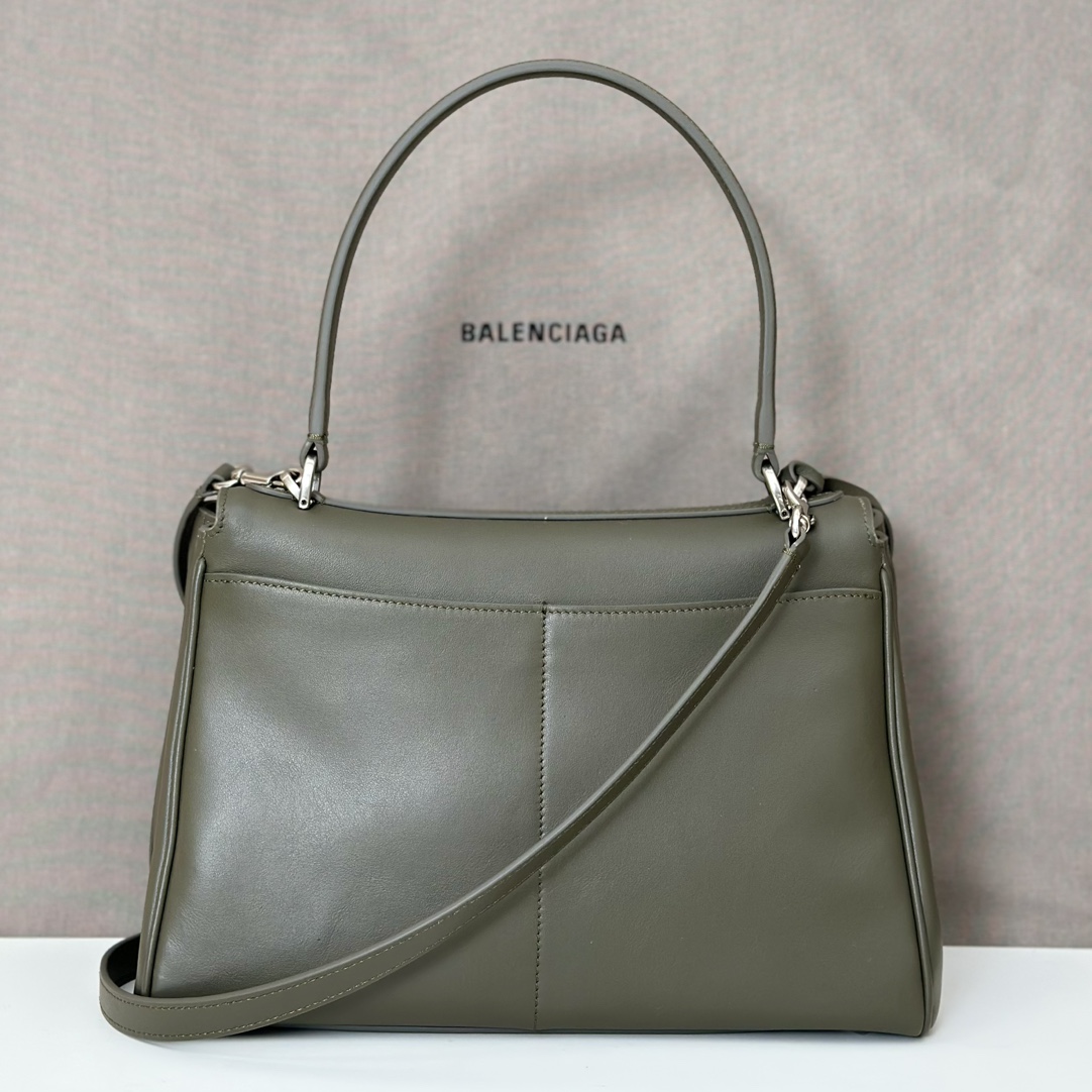 p1200。 巴黎世家𝗕𝗮𝗹𝗲𝗻𝗰𝗶𝗮𝗴𝗮 

款号：789779绿色银扣

尺寸：28.9×20×9.9cm