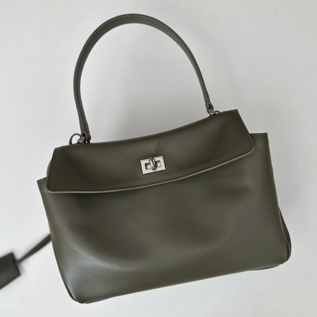 p1200。 巴黎世家𝗕𝗮𝗹𝗲𝗻𝗰𝗶𝗮𝗴𝗮 

款号：789779绿色银扣

尺寸：28.9×20×9.9cm