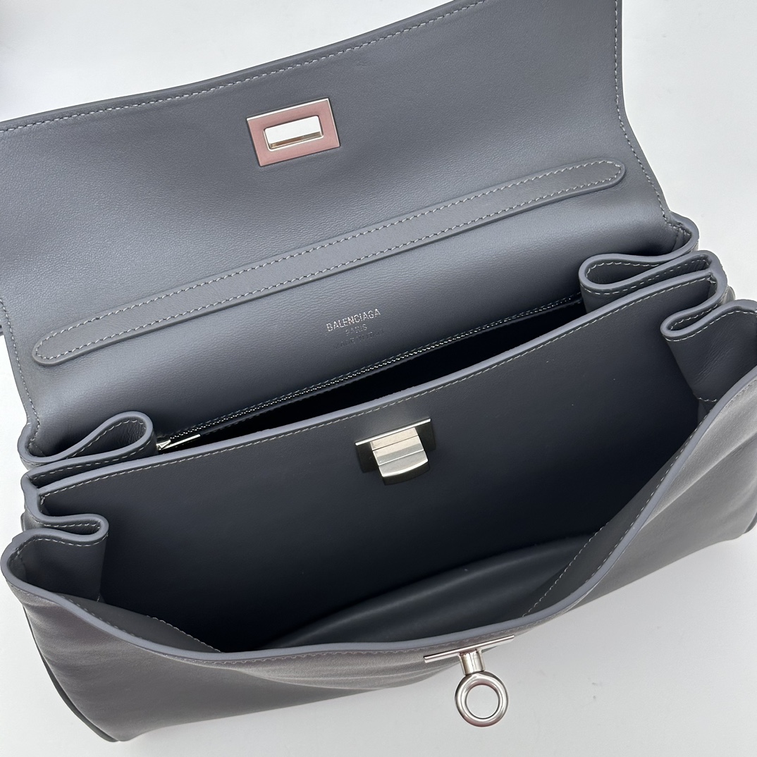 p1200。巴黎世家𝗕𝗮𝗹𝗲𝗻𝗰𝗶𝗮𝗴𝗮 

款号：789779灰色银扣

尺寸：28.9×20×9.9cm
