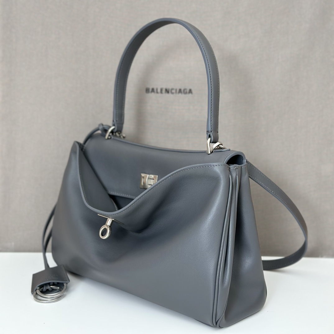 p1200。巴黎世家𝗕𝗮𝗹𝗲𝗻𝗰𝗶𝗮𝗴𝗮 

款号：789779灰色银扣

尺寸：28.9×20×9.9cm
