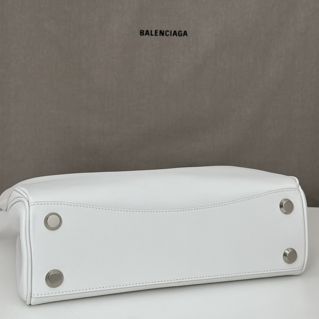 p1200。巴黎世家𝗕𝗮𝗹𝗲𝗻𝗰𝗶𝗮𝗴𝗮

款号：789779白色银扣

尺寸：28.9×20×9.9cm
