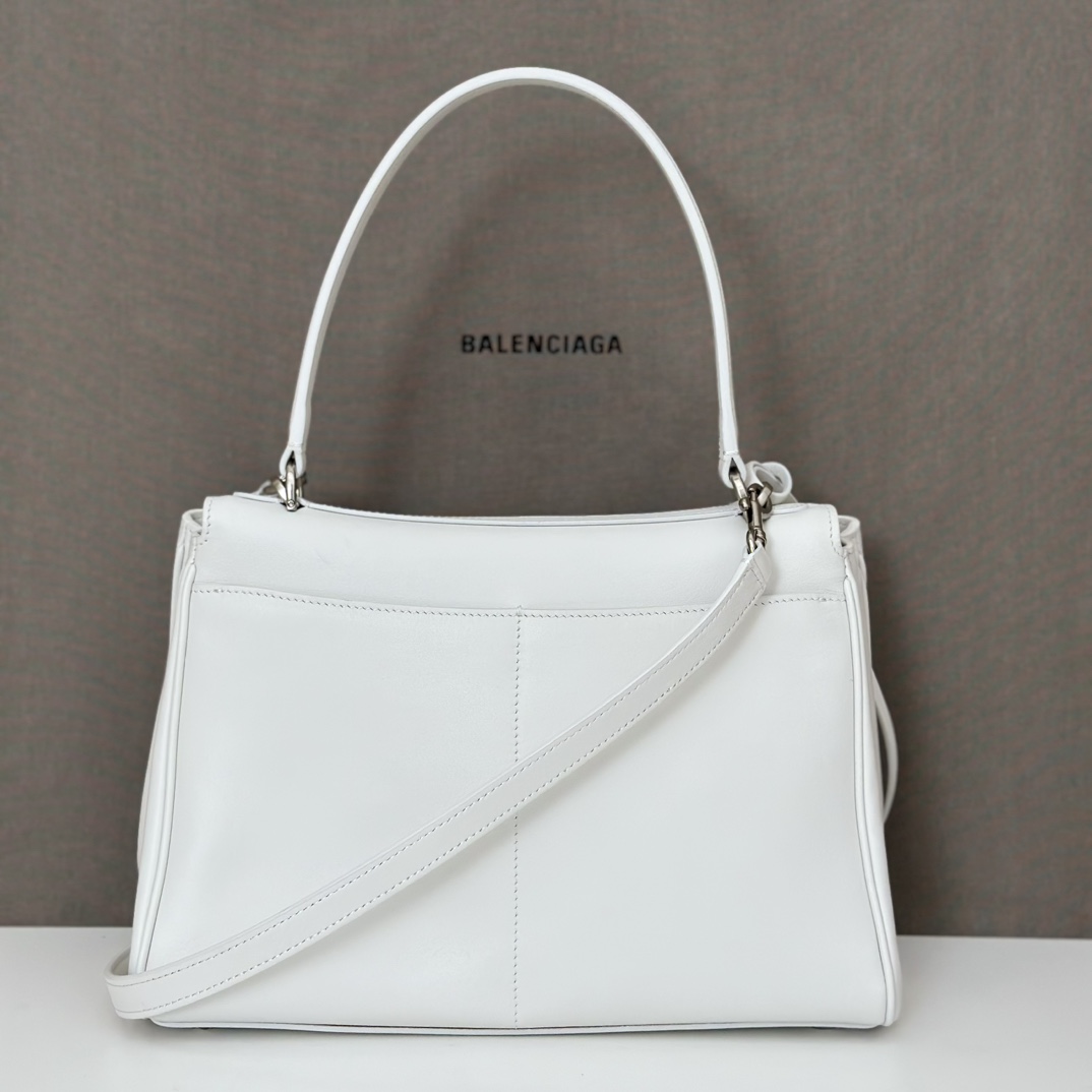 p1200。巴黎世家𝗕𝗮𝗹𝗲𝗻𝗰𝗶𝗮𝗴𝗮

款号：789779白色银扣

尺寸：28.9×20×9.9cm
