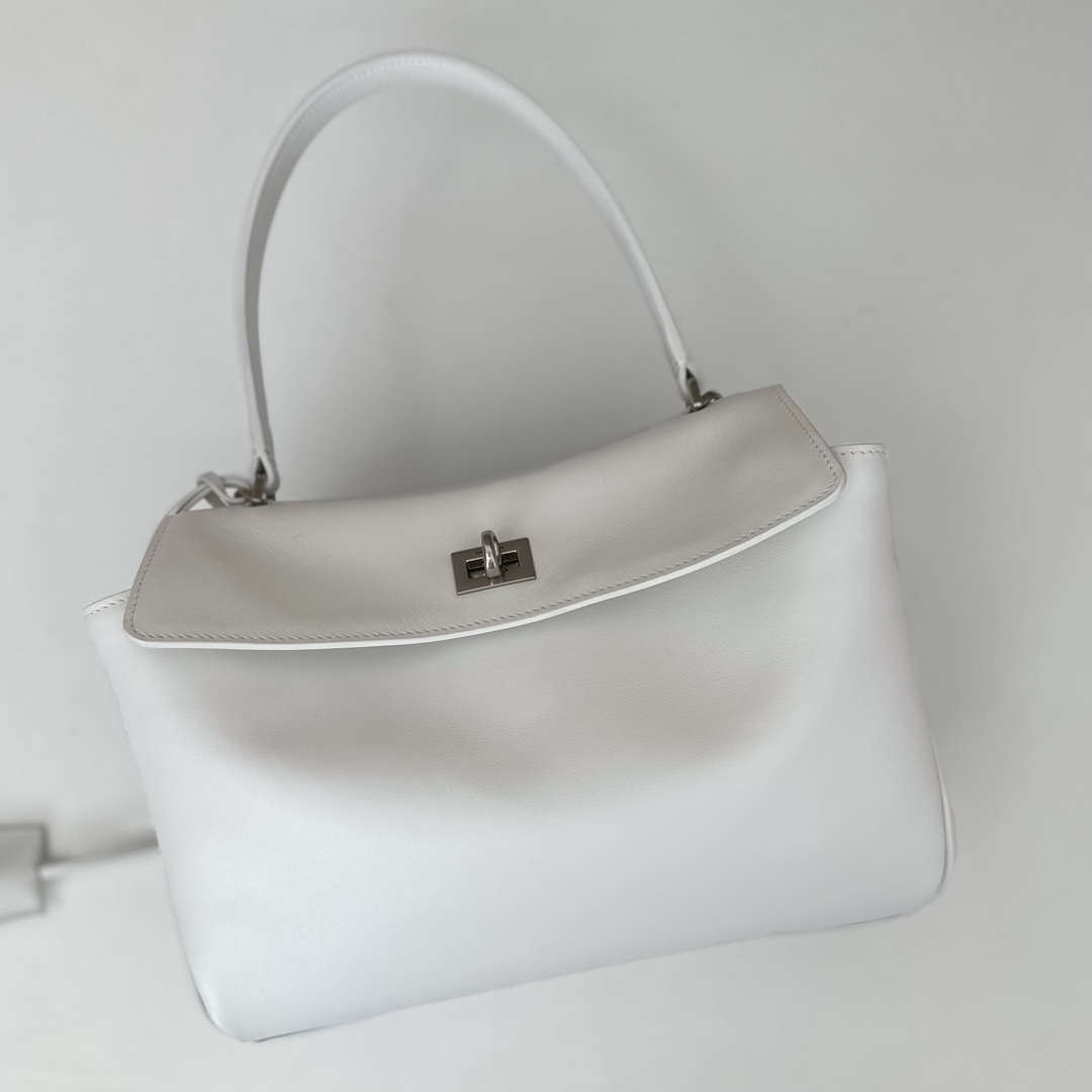 p1200。巴黎世家𝗕𝗮𝗹𝗲𝗻𝗰𝗶𝗮𝗴𝗮

款号：789779白色银扣

尺寸：28.9×20×9.9cm
