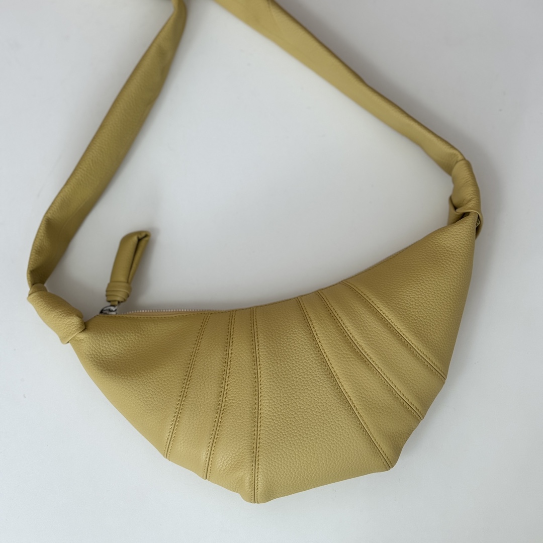 p660。Lemaire小号牛角包

LL095 奶酪黄 

尺寸：35x16x5cm

Lemaire 的经典，酷似牛角包的外形火爆全球，清冷与洒脱的顶级工艺，优雅利落且实用性兼具