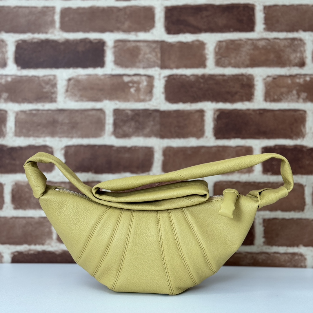 p660。Lemaire小号牛角包

LL095 奶酪黄 

尺寸：35x16x5cm

Lemaire 的经典，酷似牛角包的外形火爆全球，清冷与洒脱的顶级工艺，优雅利落且实用性兼具
