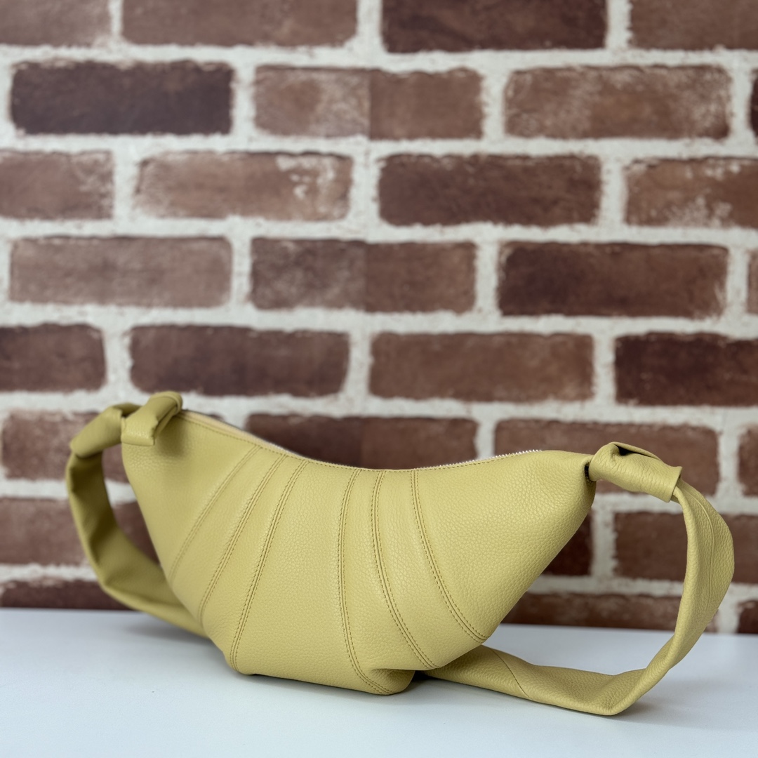 p660。Lemaire小号牛角包

LL095 奶酪黄 

尺寸：35x16x5cm

Lemaire 的经典，酷似牛角包的外形火爆全球，清冷与洒脱的顶级工艺，优雅利落且实用性兼具