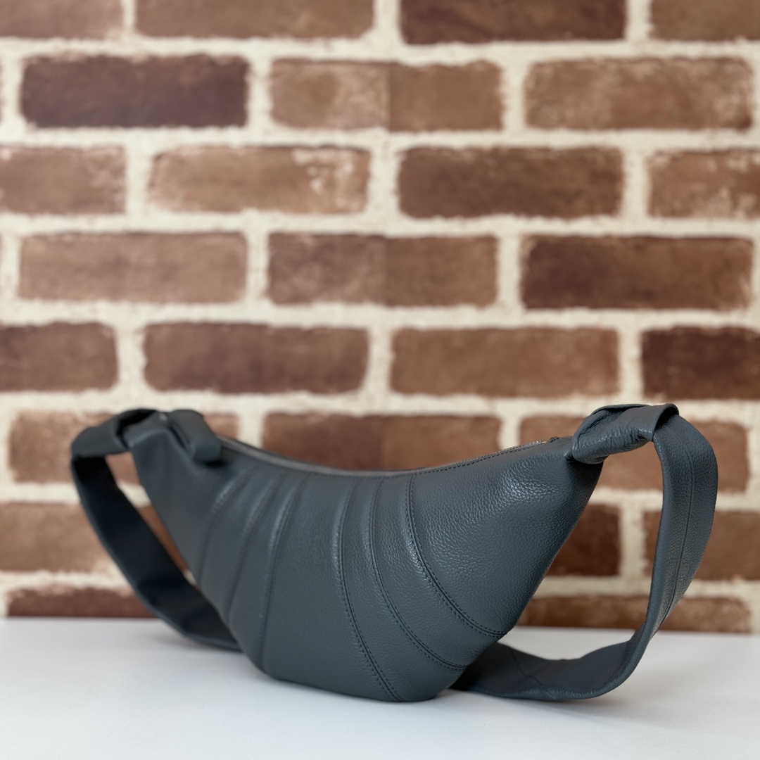 p660。Lemaire小号牛角包

LL095 深灰 

尺寸：35x16x5cm

Lemaire 的经典，酷似牛角包的外形火爆全球，清冷与洒脱的顶级工艺，优雅利落且实用性兼具